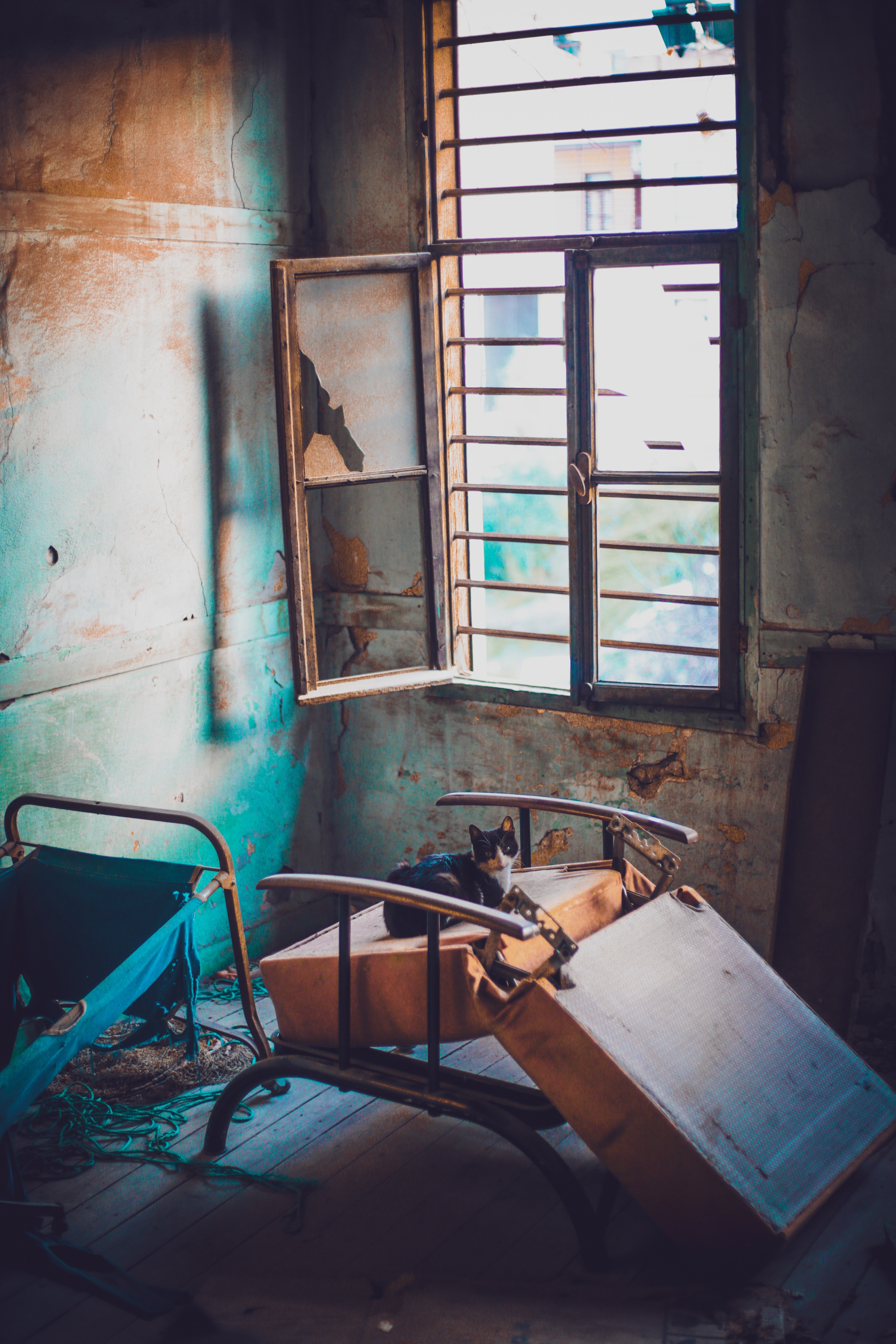 The house was in a terrible condition. | Source: Pexels
