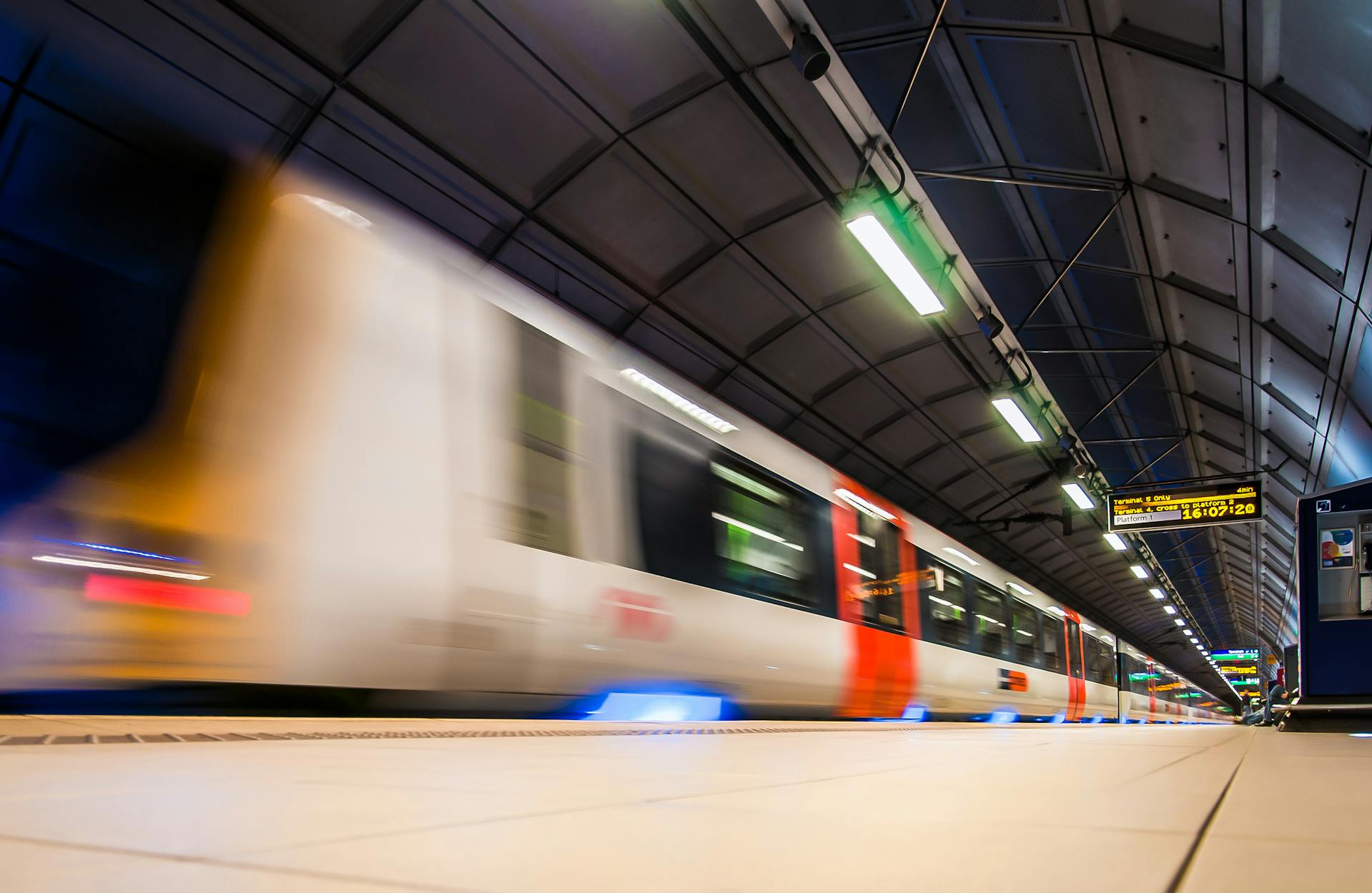 A moving train | Source: Pexels