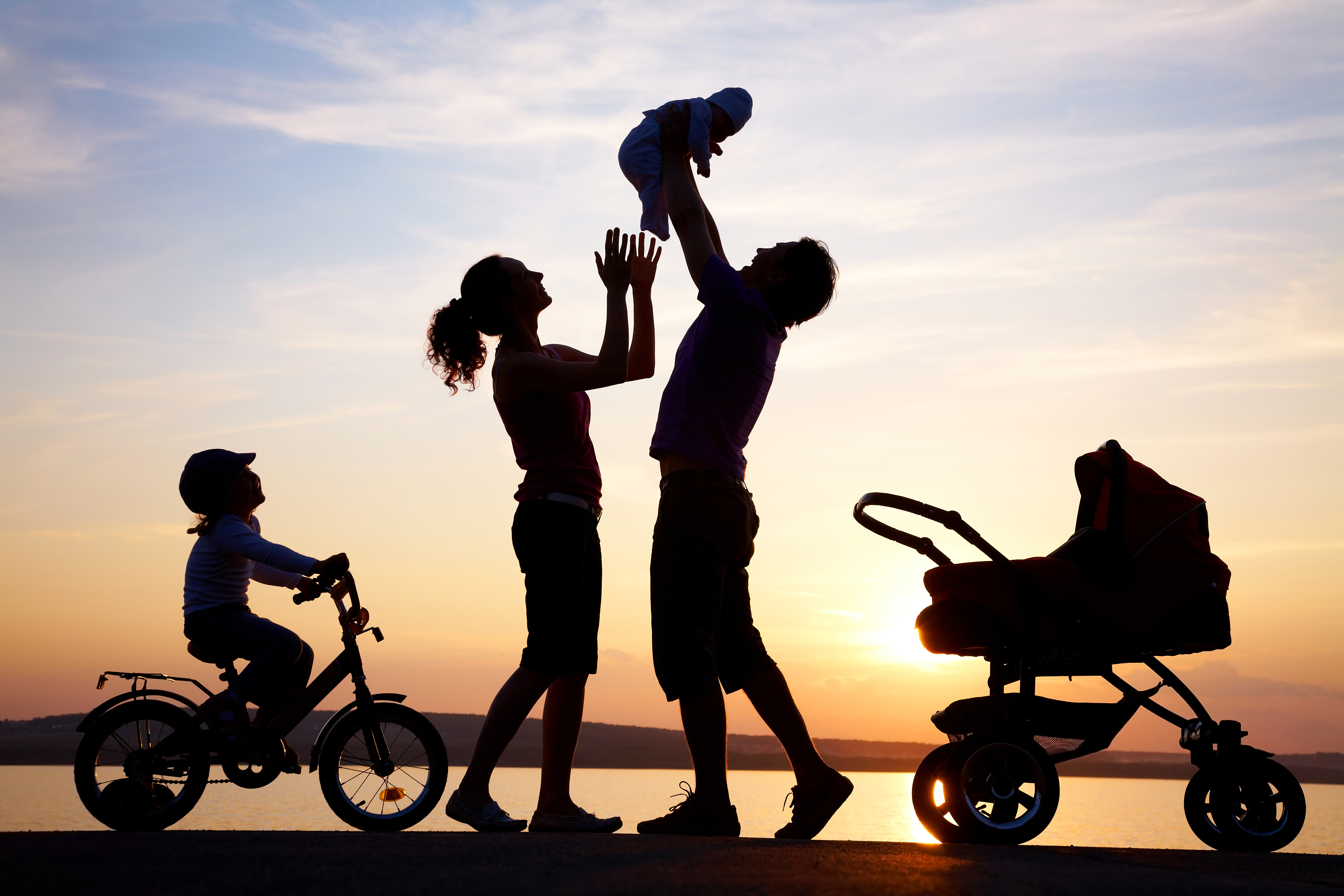 A silhouette of a happy family | Source: Shutterstock