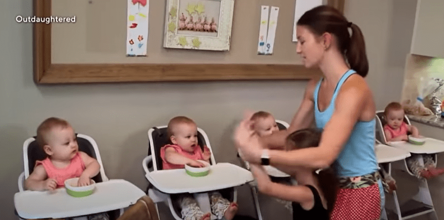 Danielle Busby with her daughter Blayke and quintuplets on their TLC show, "Outdaughtered," during an interview with Entertainment Tonight on March 31, 2021 | Photo: YouTube/Entertainment Tonight
