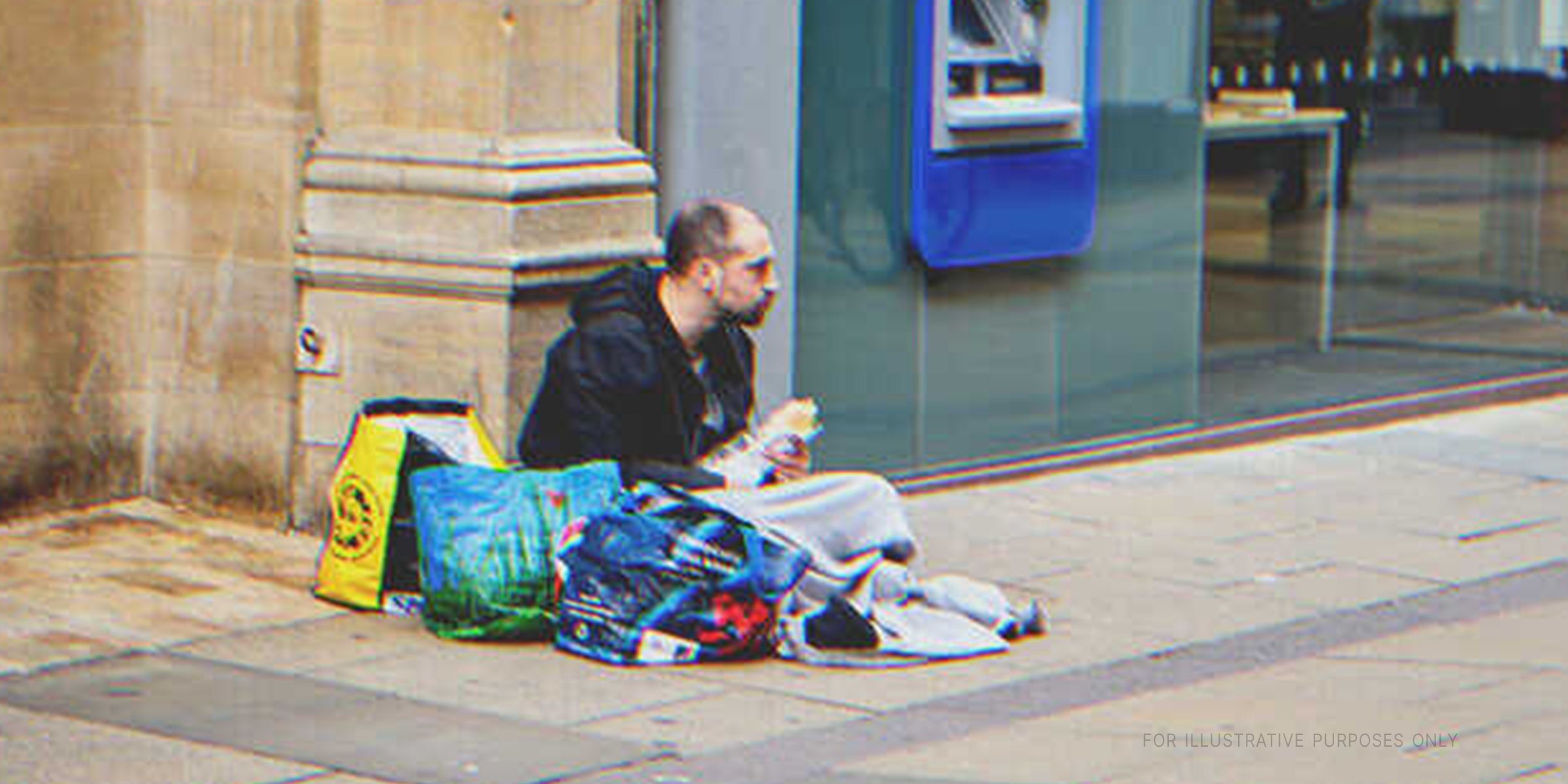 Indigente sentado en la calle | Foto: Shutterstock 