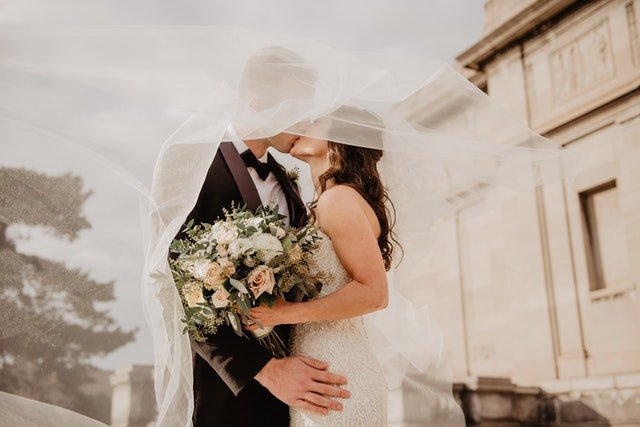 Man and woman kissing | Source: Pexels