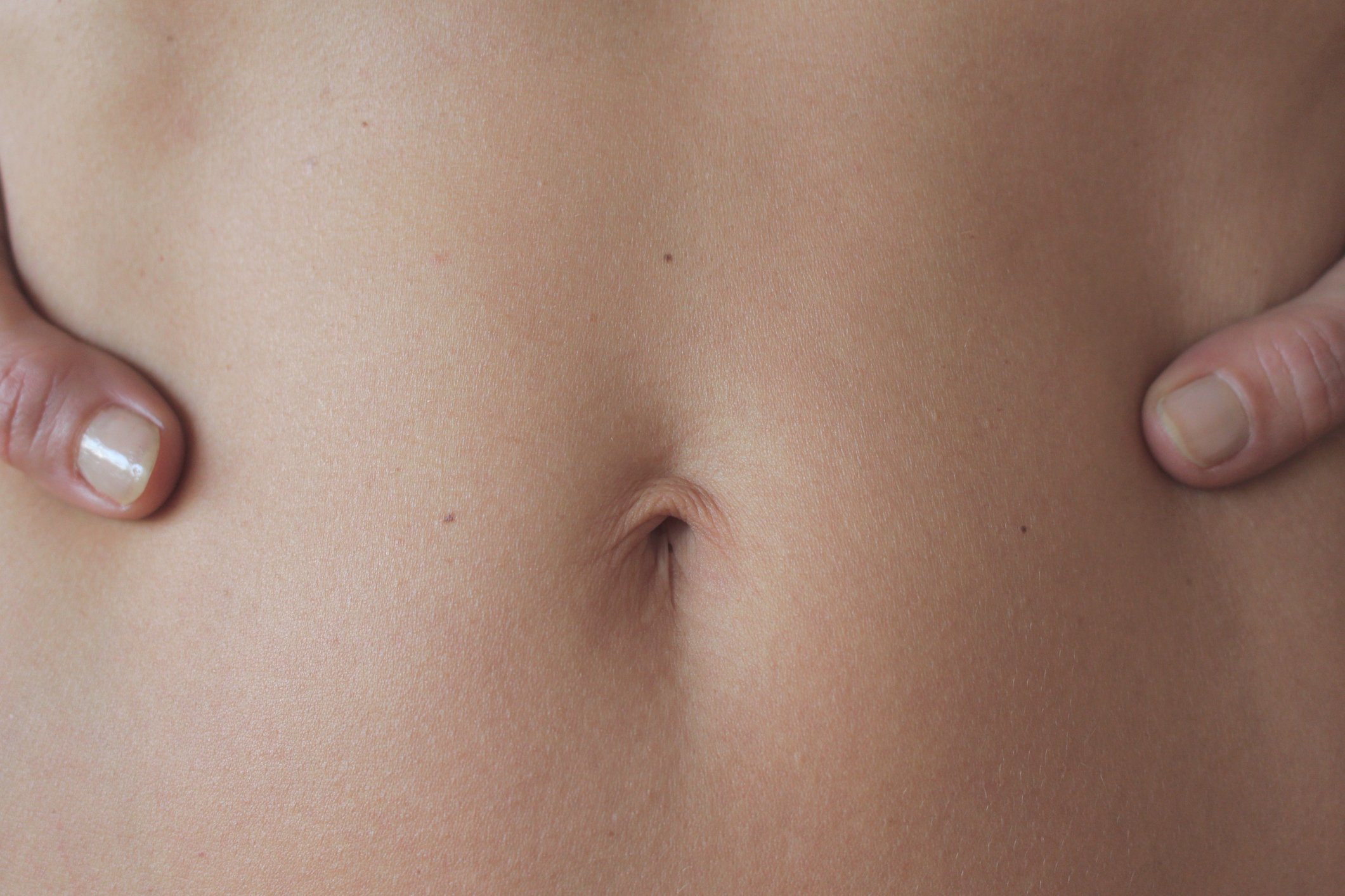 Image montran un nombril d'une femme. | Photo : Getty Images