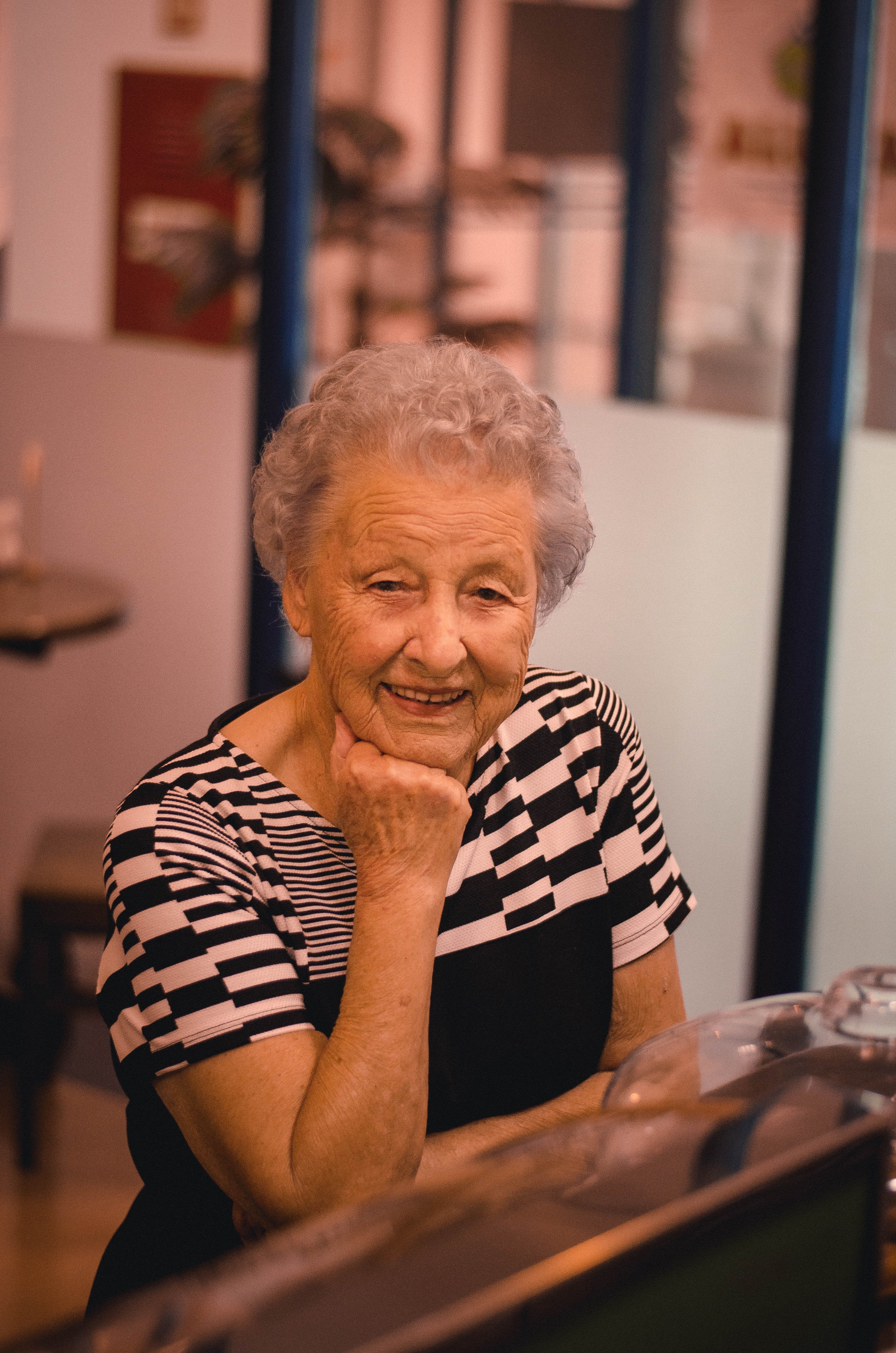 Photo of a smiling old woman. | Photo: Pexels