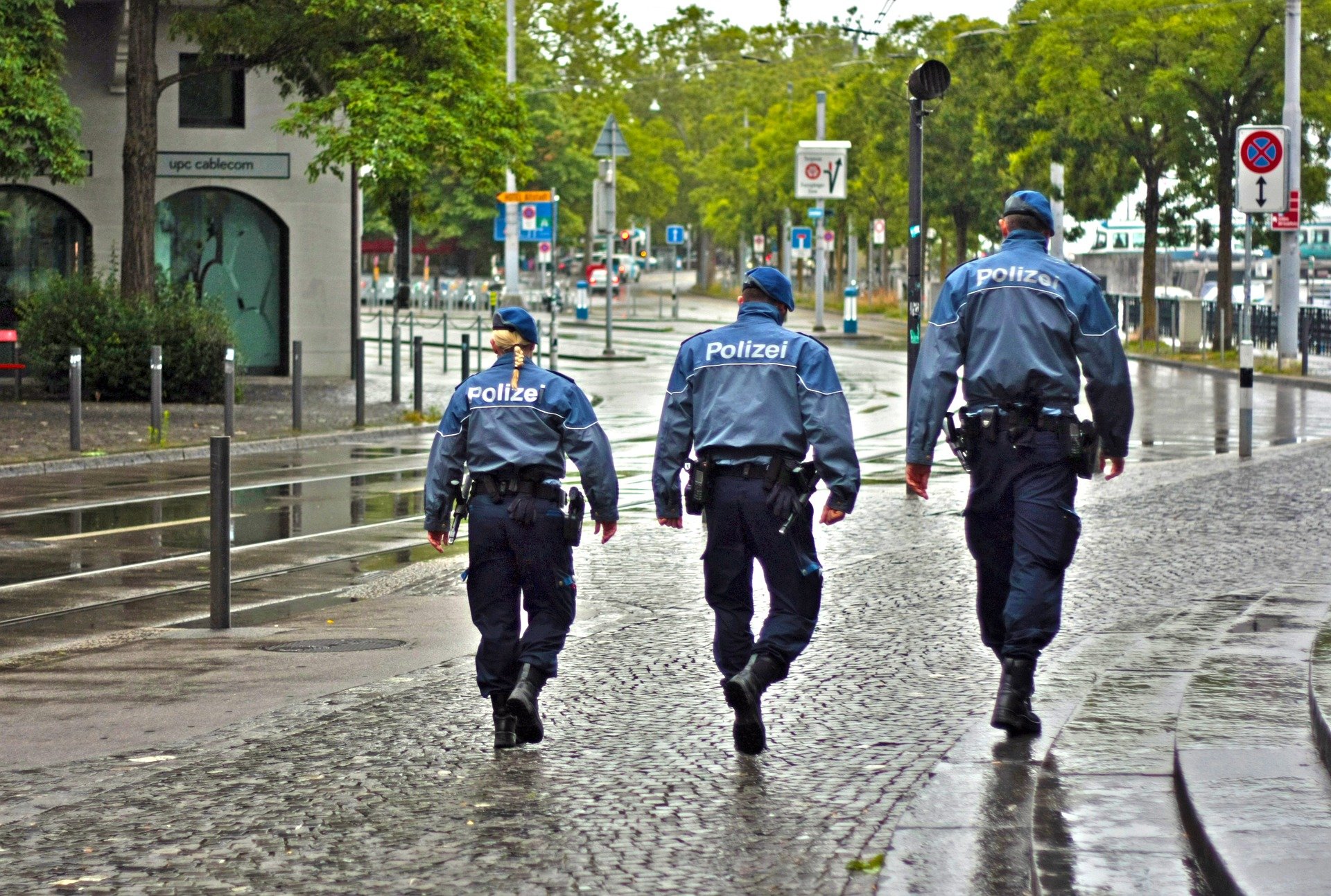 Law enforcement officers walking down the street | Source: Pixabay