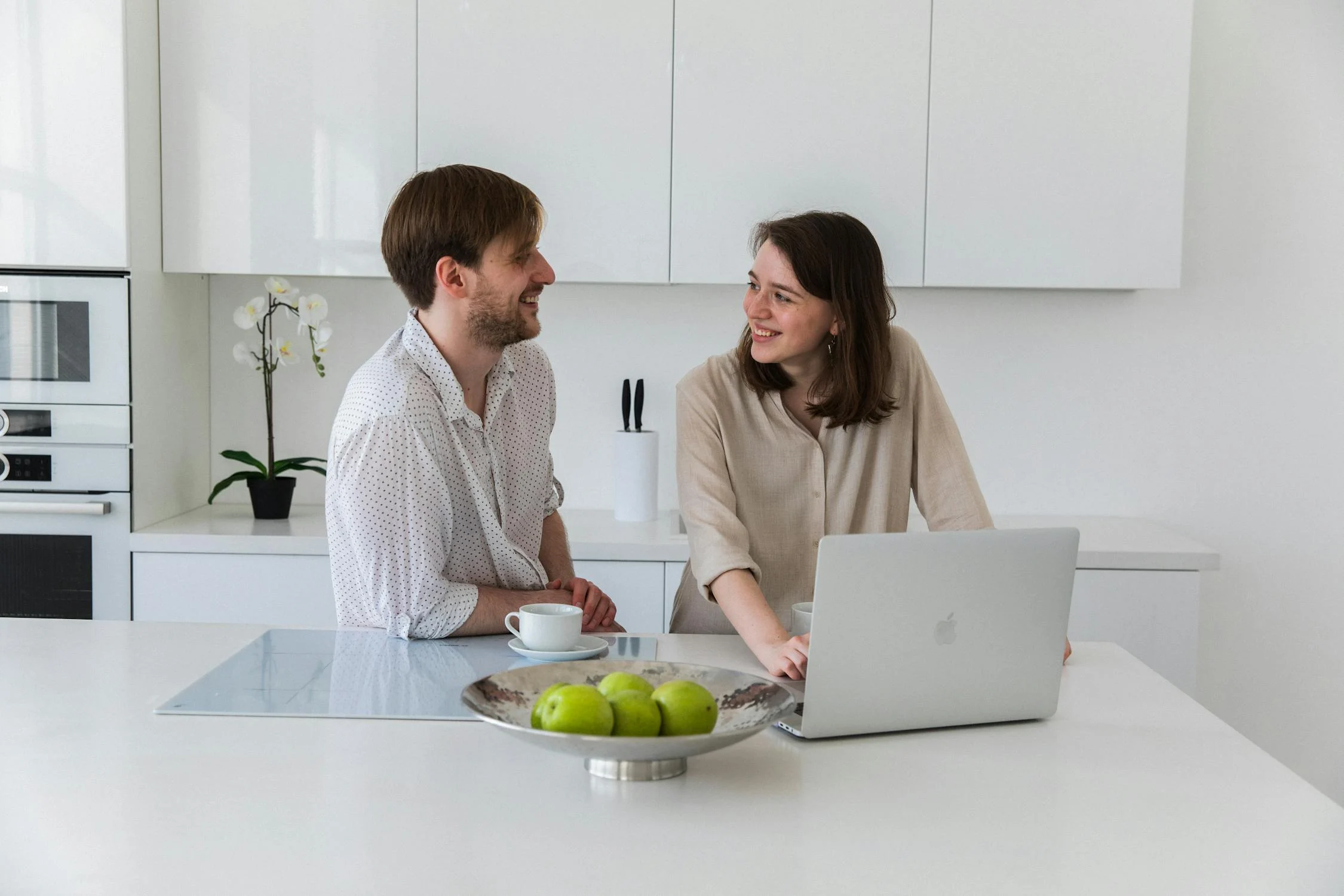 A couple having breakfast in the morning | Source: Pexels