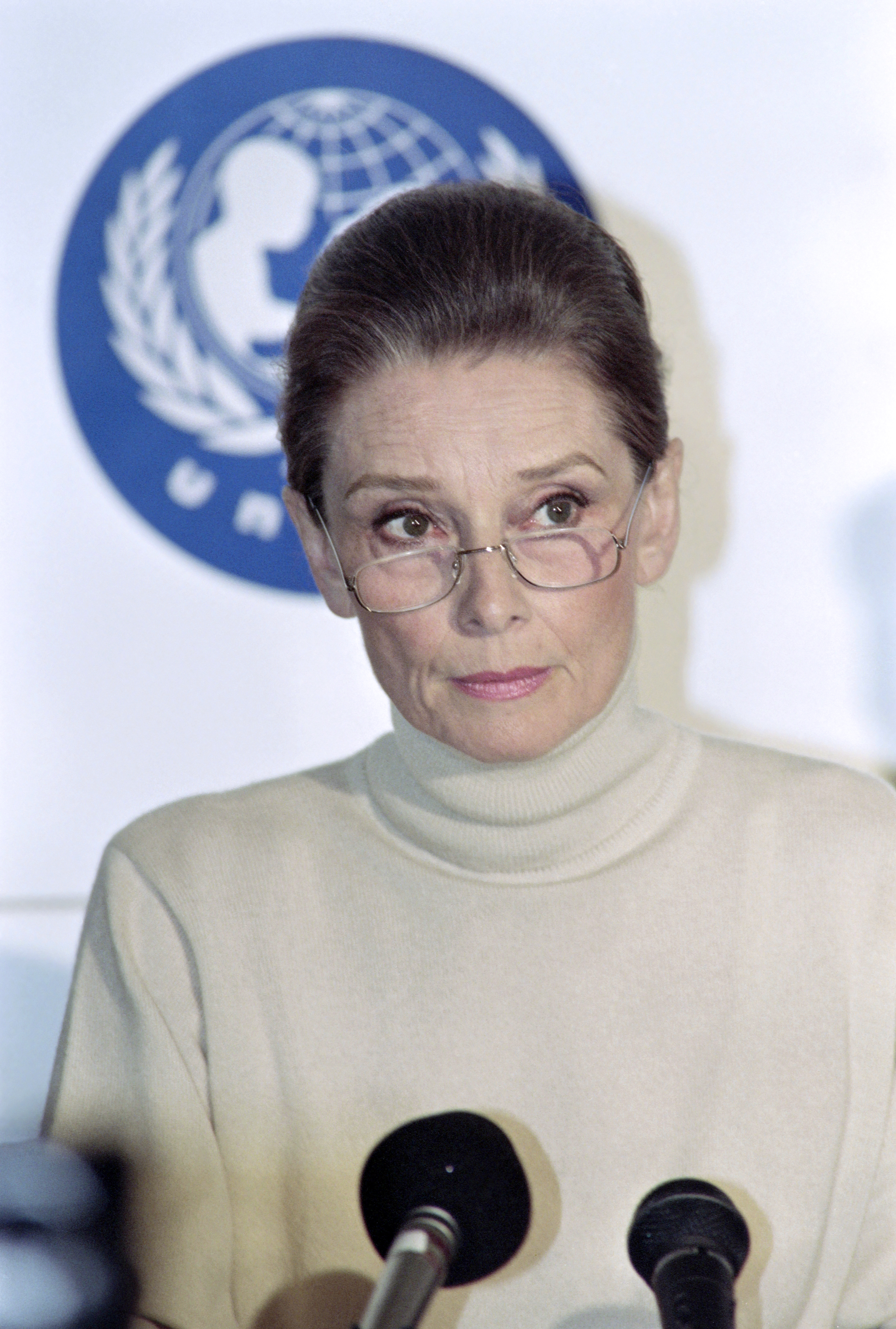 Audrey Hepburn gives a press conference after her return from Somalia in London on September 29, 1992 | Source: Getty Images