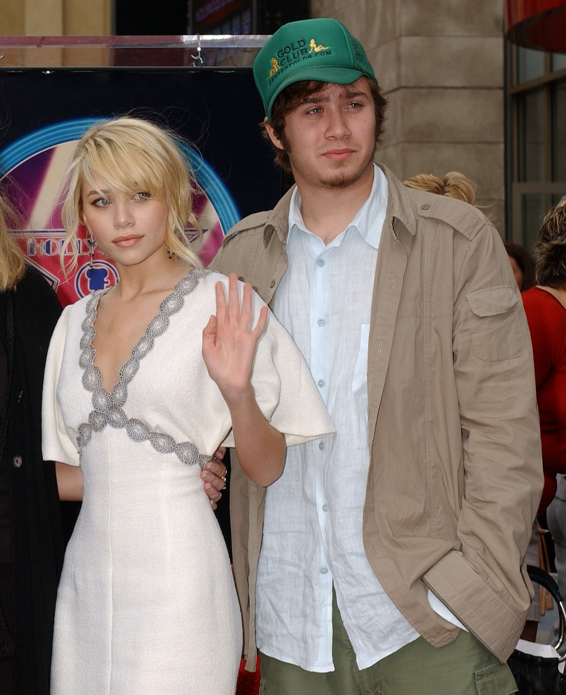 Ashley Olsen and brother Trent, at the ceremony honoring Ashley and Mary-Kate with a star on the Hollywood Walk of Fame in 2004 | Source: Getty Images