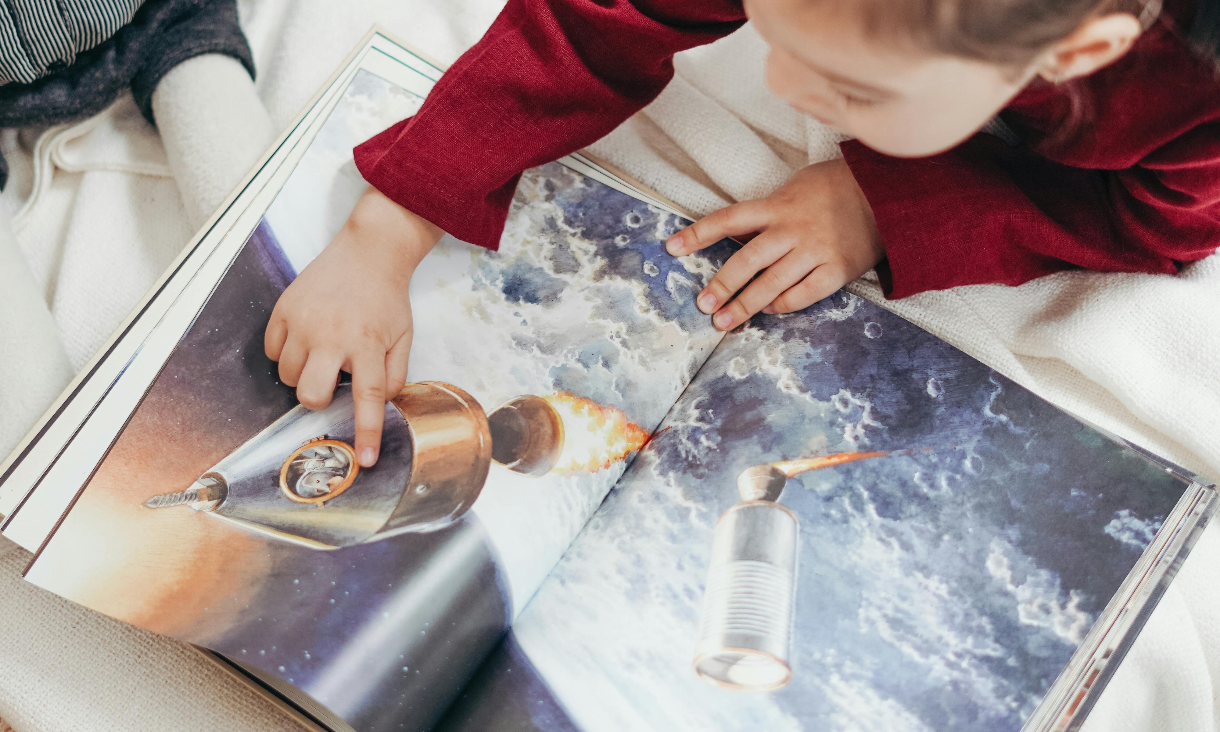 A baby explores a book | Source: Pexels