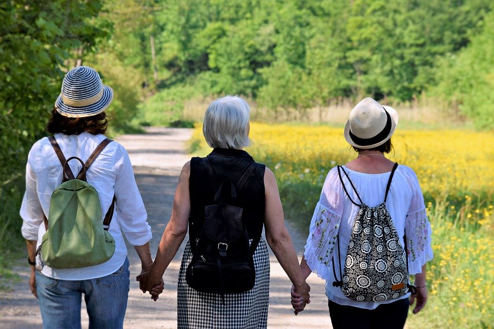 Mamá camina con sus hijos adultos tomados de la mano. | Foto: Pixabay Mamá camina con sus hijos adultos tomados de la mano. | Foto: Pixabay