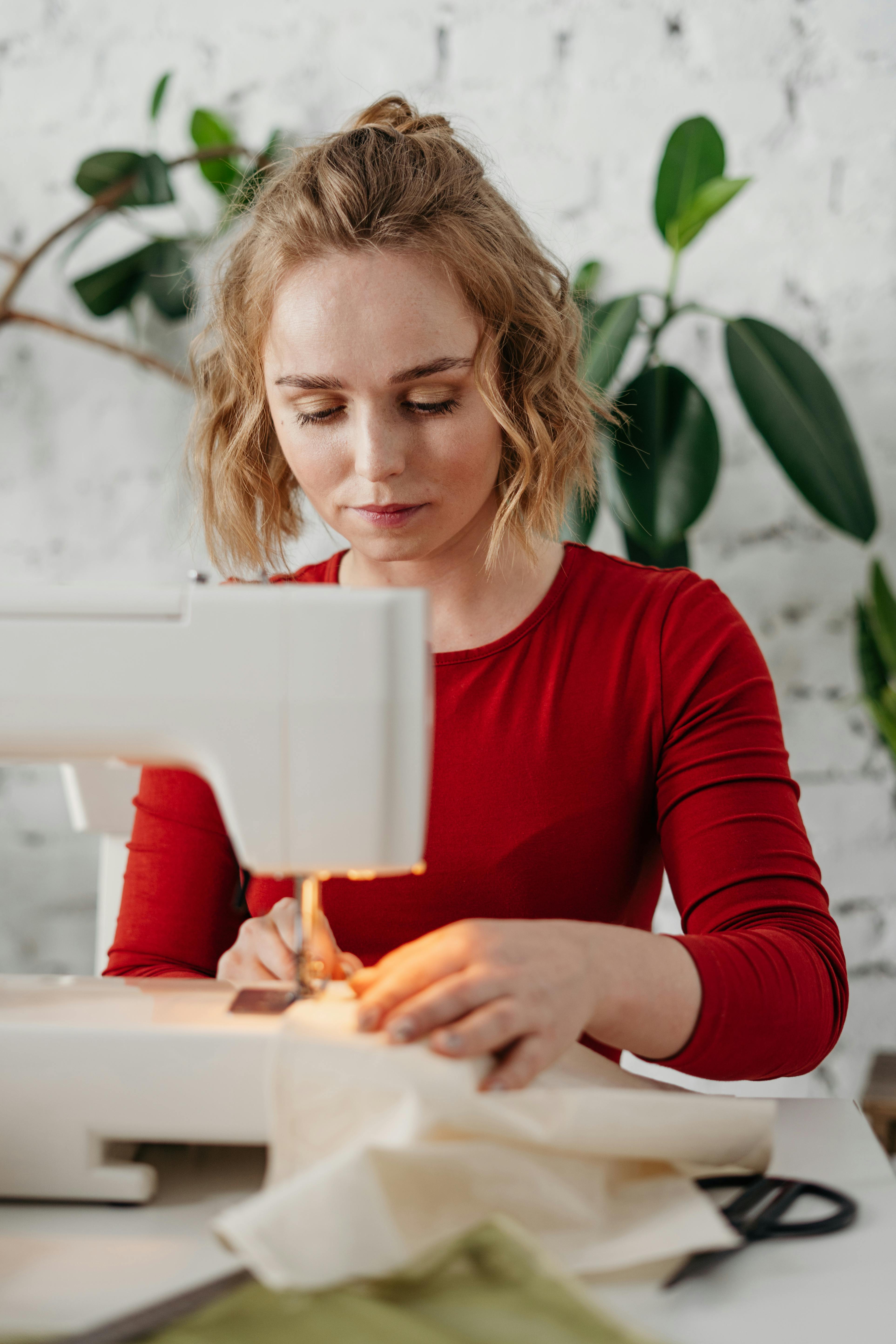 A serious woman sewing | Source: Pexels