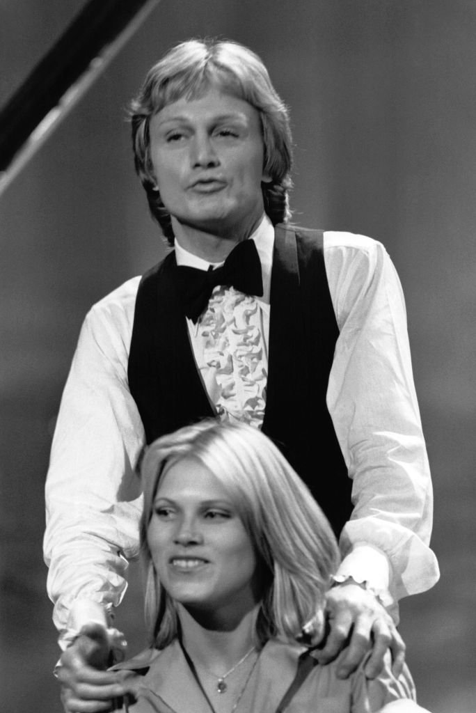Claude François et sa fiancée Kathalyn, le 2 juin 1977, Paris, France. | Photo : Getty Images