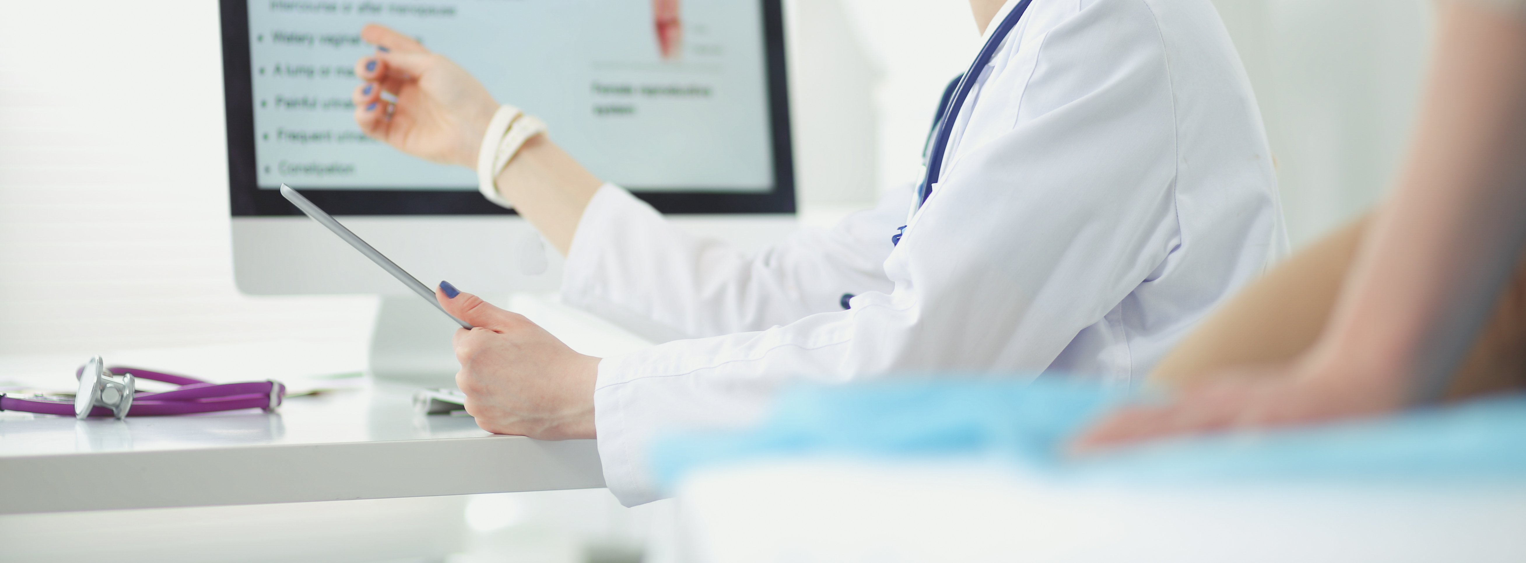 Medico realizando consulta. | Foto: Shutterstock