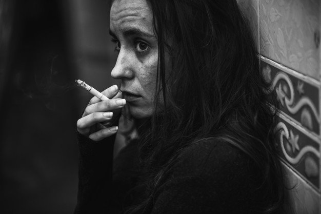 En muchos barrios de España, las drogas, la violencia y el alcohol corrompe a más de uno de sus habitantes, señaló joven de 17 años entrevistada por El País / Fuente: Freepik En muchos barrios de España, las drogas, la violencia y el alcohol corrompe a más de uno de sus habitantes, señaló joven de 17 años entrevistada por El País / Fuente: Freepik