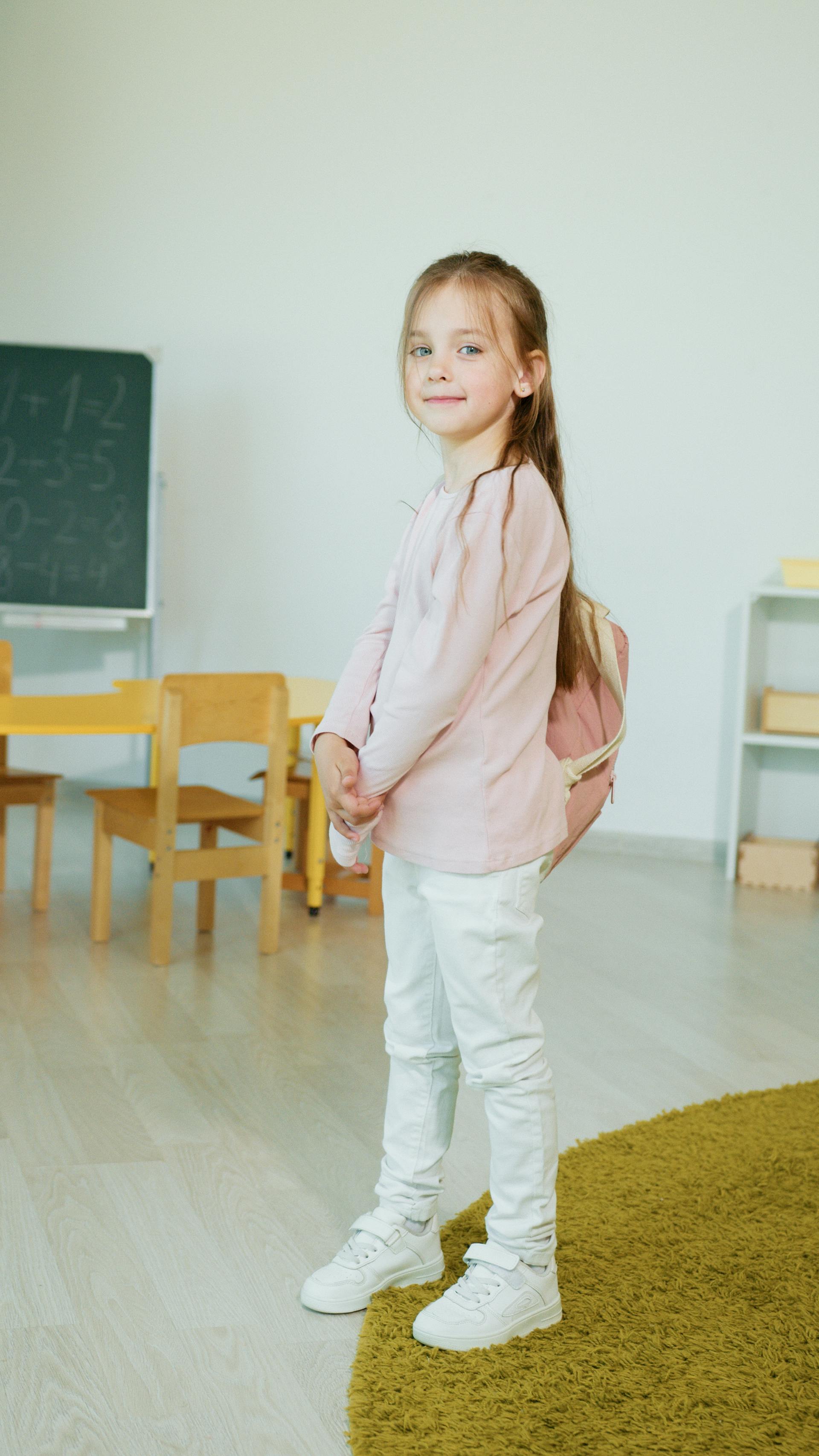 A young girl carrying her backpack | Source: Pexels