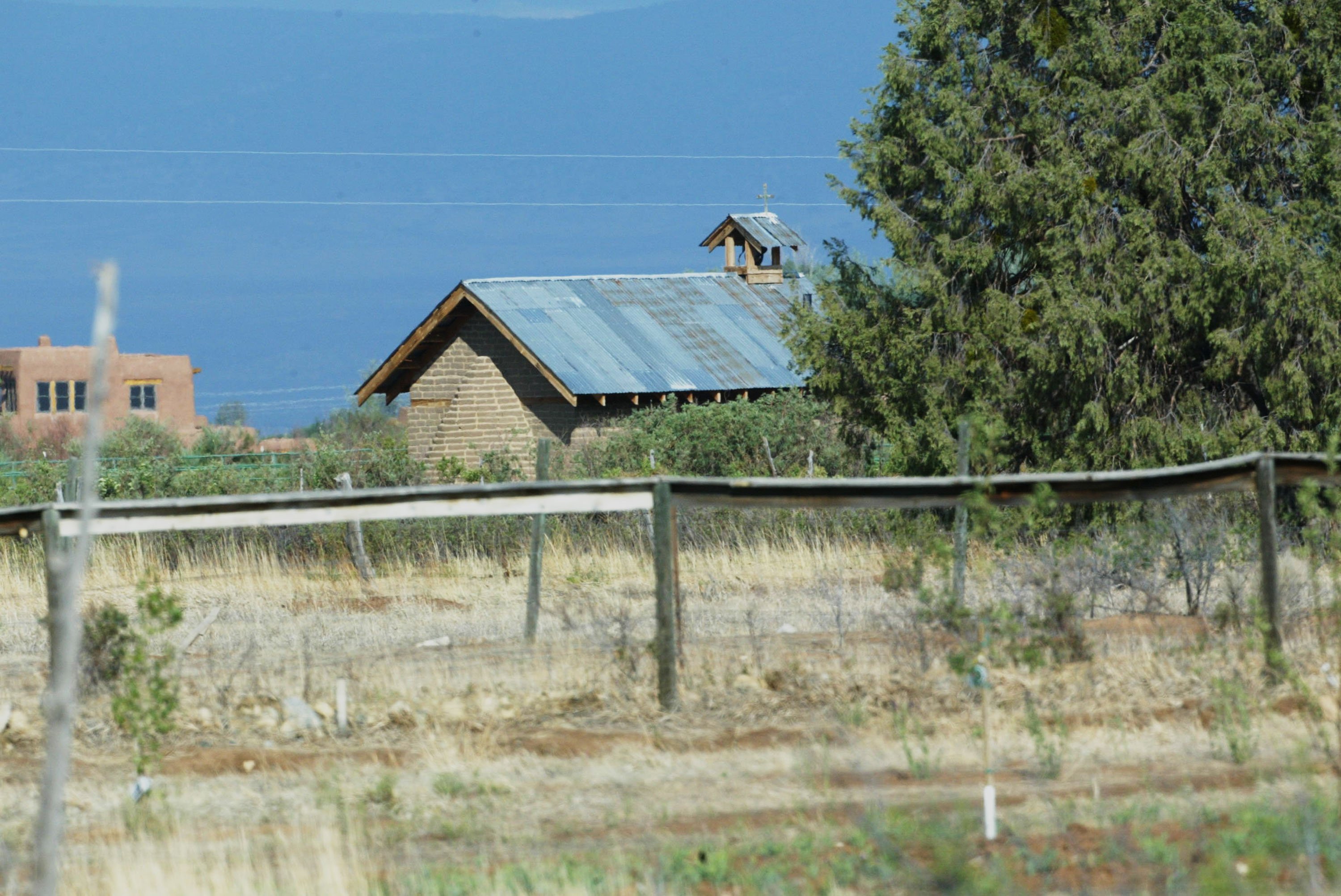 Eine Außenansicht einer Kapelle im Garten der Ranch von Julia Roberts' Ranch Taos, New Mexico, am 4. Juli 2002 | Quelle: Getty Images