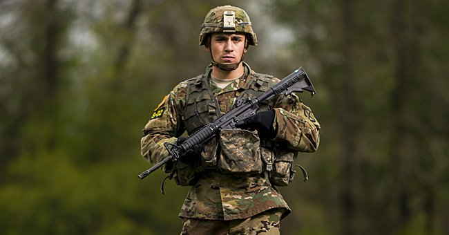 A soldier holding a combat rifle | Photo: Flickr