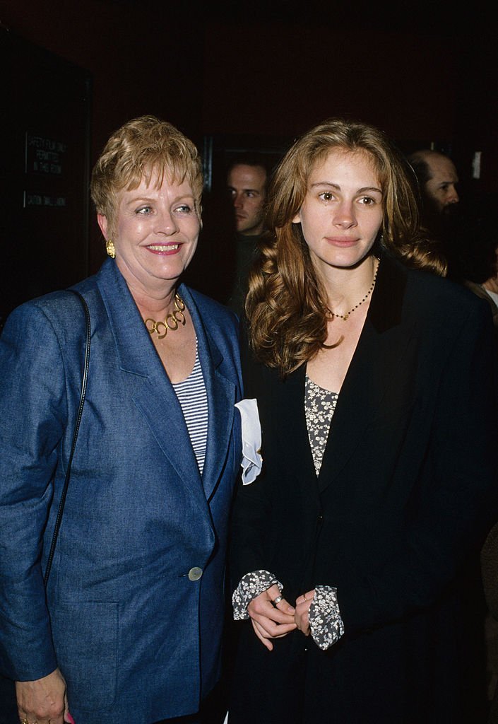 Betty Lou Bredemus and Julia Roberts during "Benny & Joon" Los Angeles Premiere in Los Angeles, California, United States | Photo: Getty Images