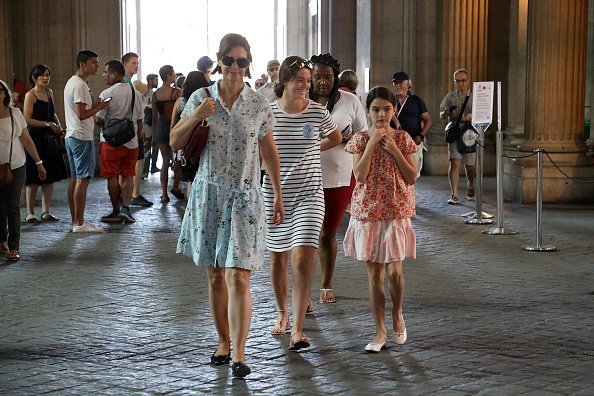 Katie Holmes et Suri Cruise se promènent près du musée du Louvre | Photo : Getty Image