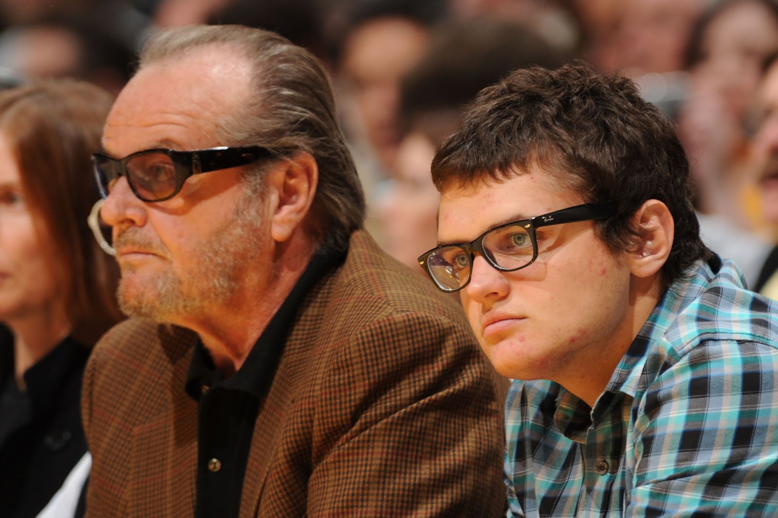 Ray Nicholson with his dad at an NBA game at Staples Center on November 9, 2008, in Los Angeles, California. | Source: Getty Images