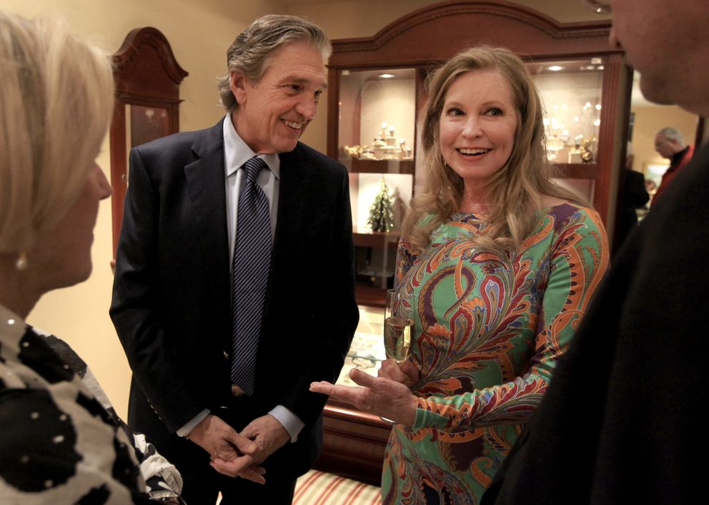 Albert DePrisco, à gauche et Lisa Niemi Swayze lors d'un événement de signature de livre chez DePrisco Jewelers à Wellesley le 30 novembre 2013. | Source : Getty Images