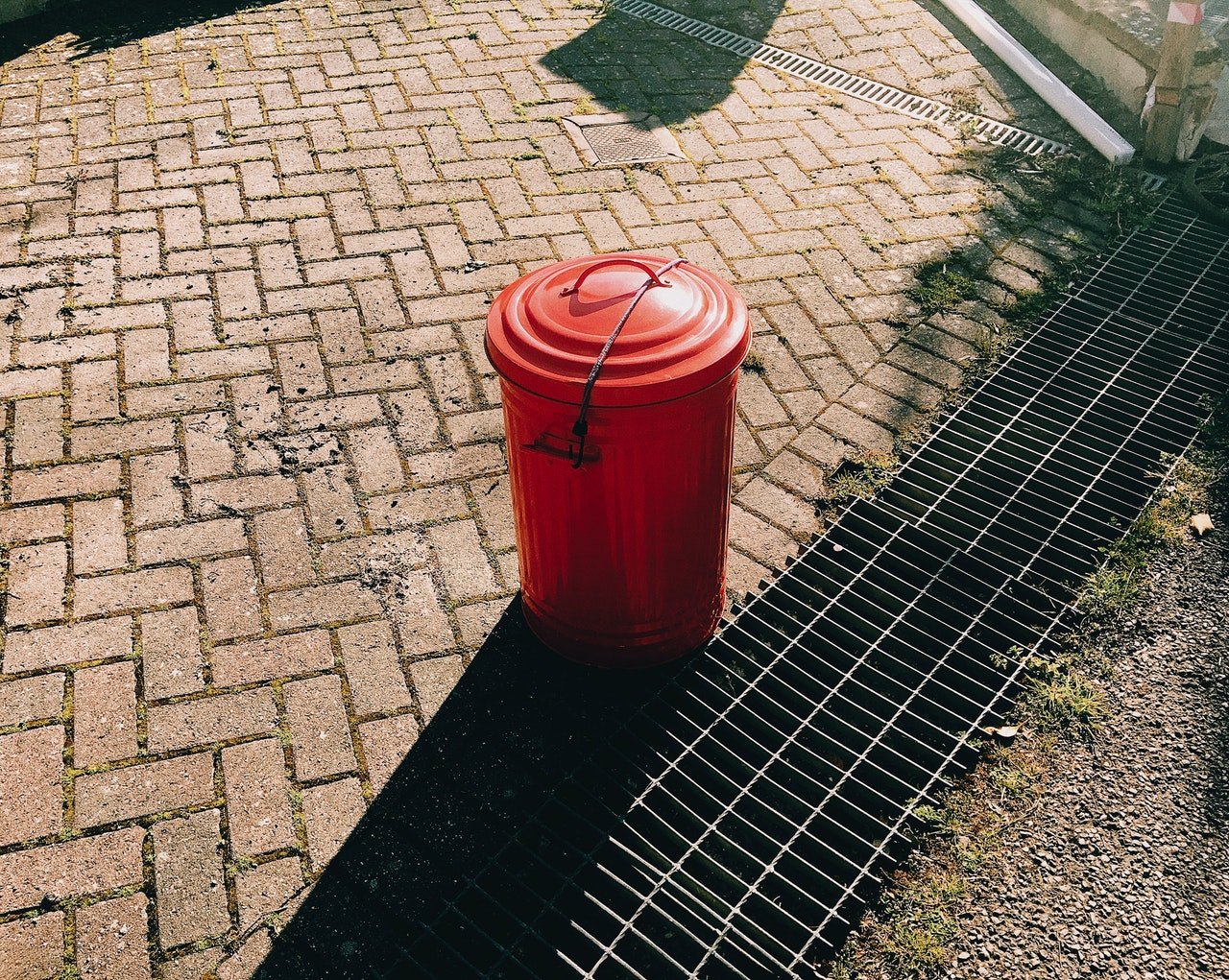 Photo of a trash can by the road | Photo: Pexels