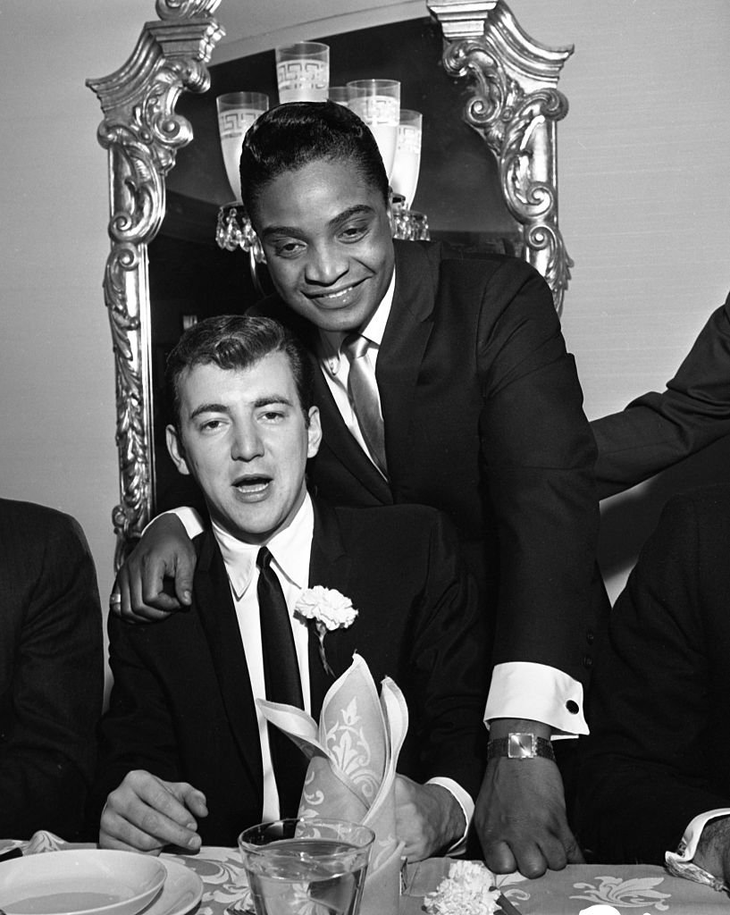 Rock and roll singer Jackie Wilson and singer Bobby Darin at a dinner for the Motion Picture Pioneers Association on November 19, 1962, in New York | Photo: Getty Images