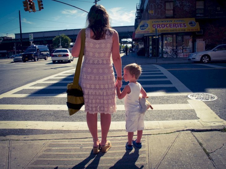 Mutter mit Kind an der Hand an Straße | Quelle: Flickr
