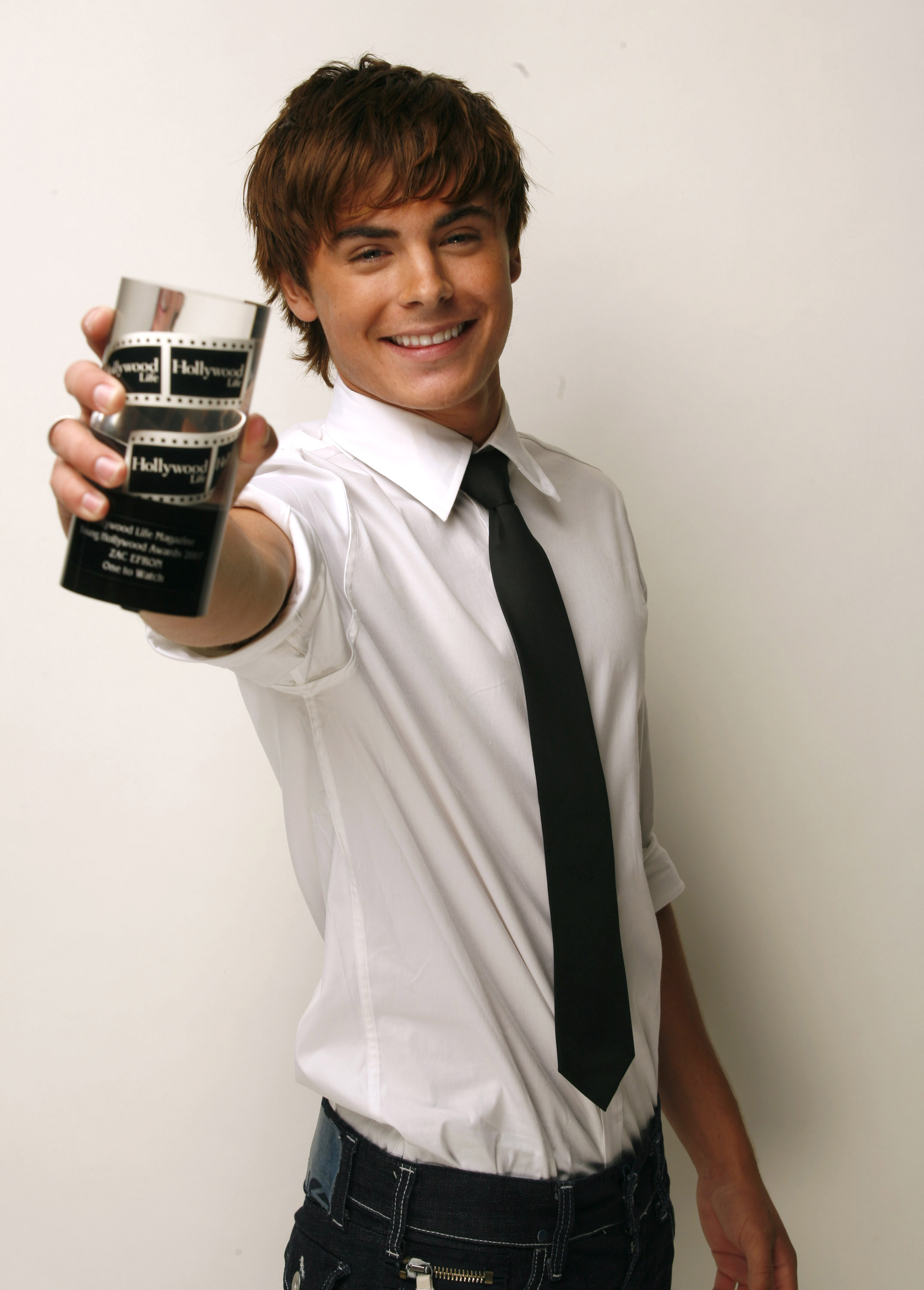 Zac Efron holds his One to Watch award at Movieline's Hollywood Life 9th Annual Young Hollywood Awards on April 22, 2007 | Source: Getty Images