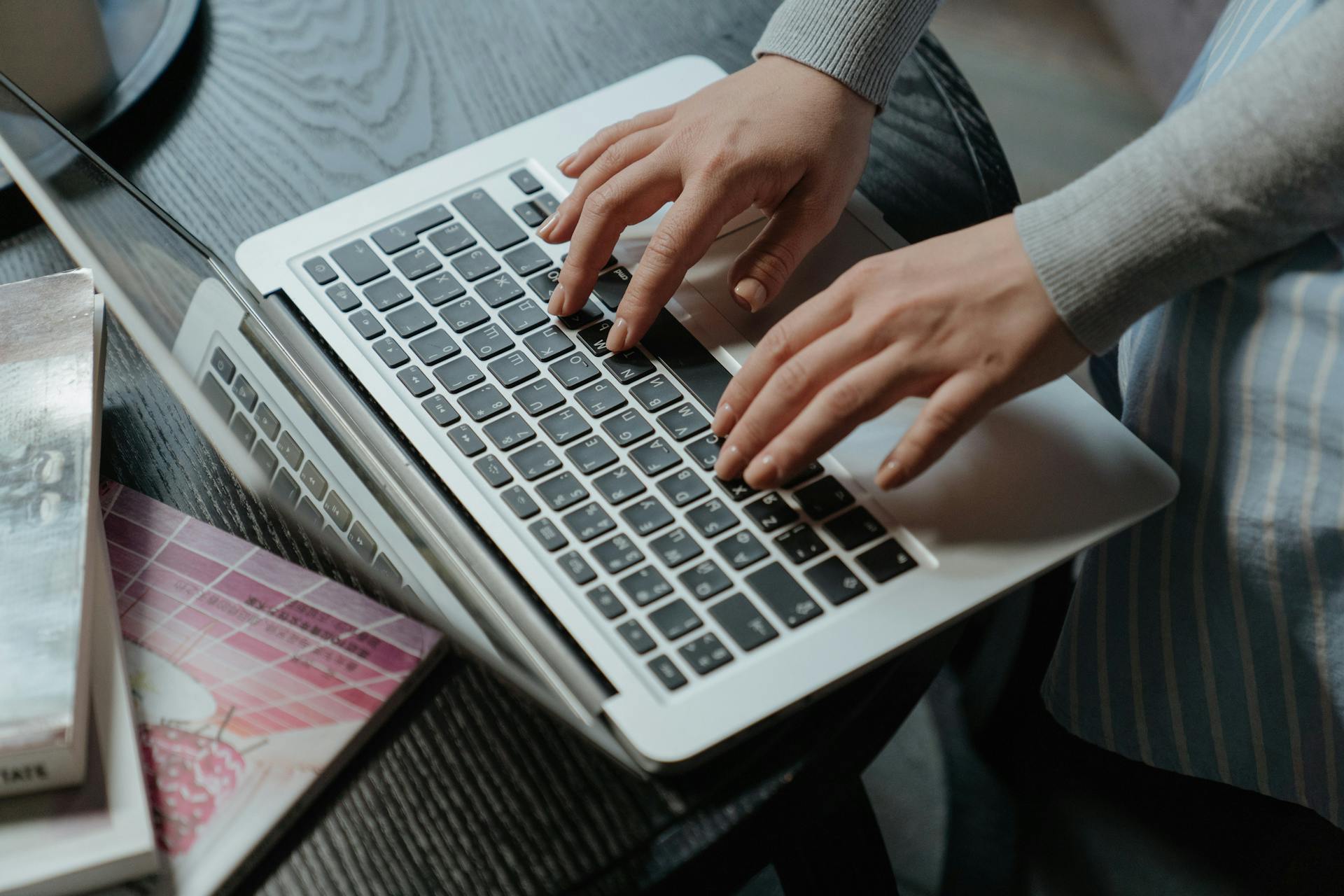 A woman using her laptop | Source: Pexels