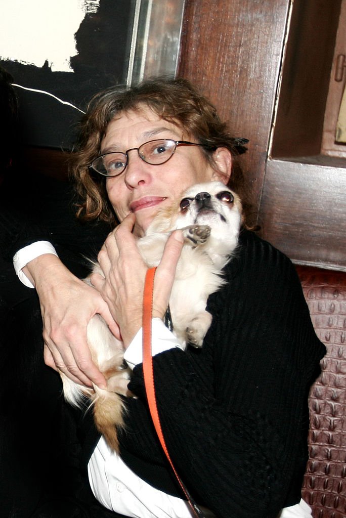 Anémone et son chien Turlutte assistent à la fête du Nouvel An slave qui se déroule chez "Chez Castel". | Photo : Getty Images