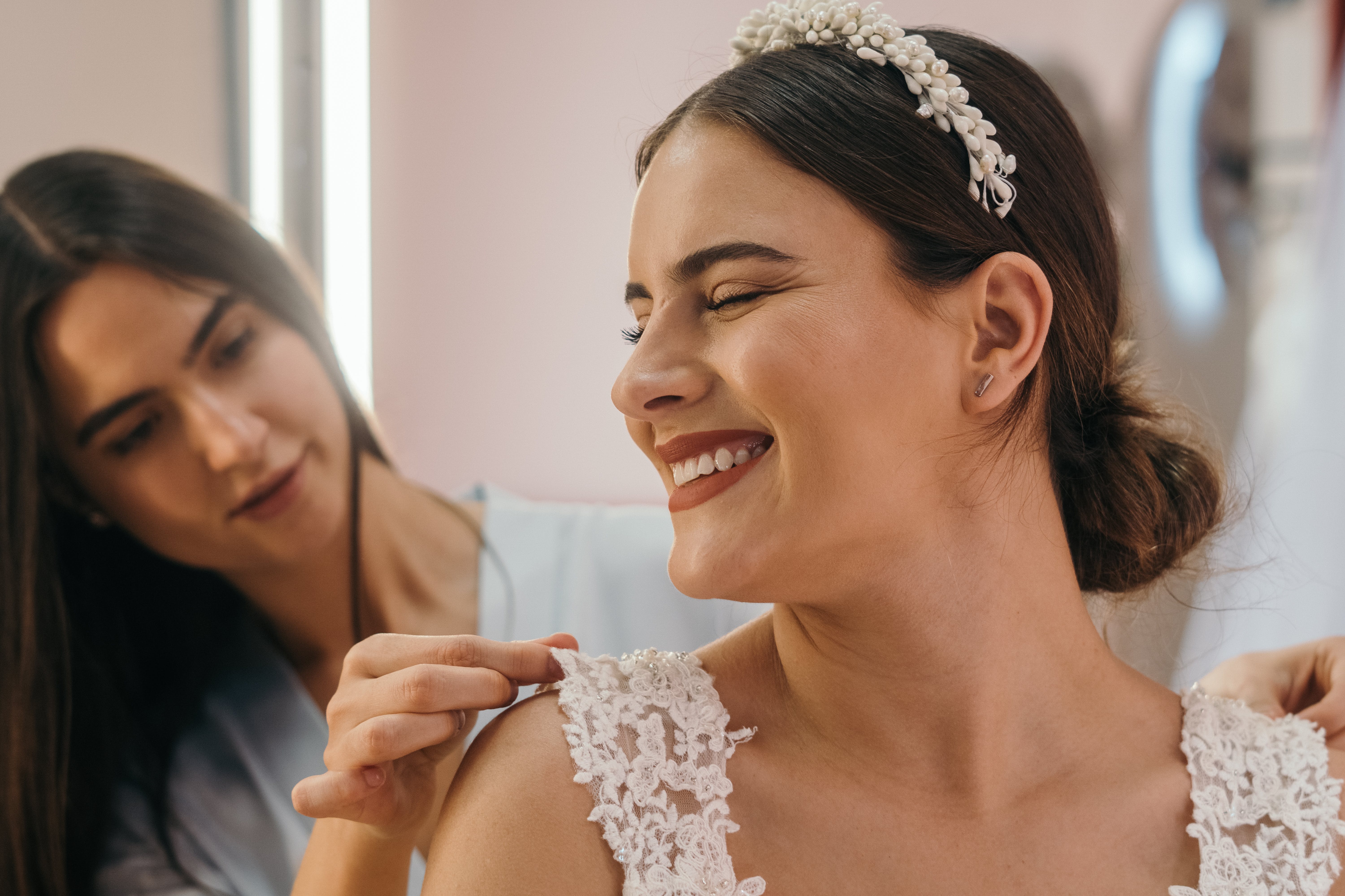 Bride and bridesmaid | Source: Pexels