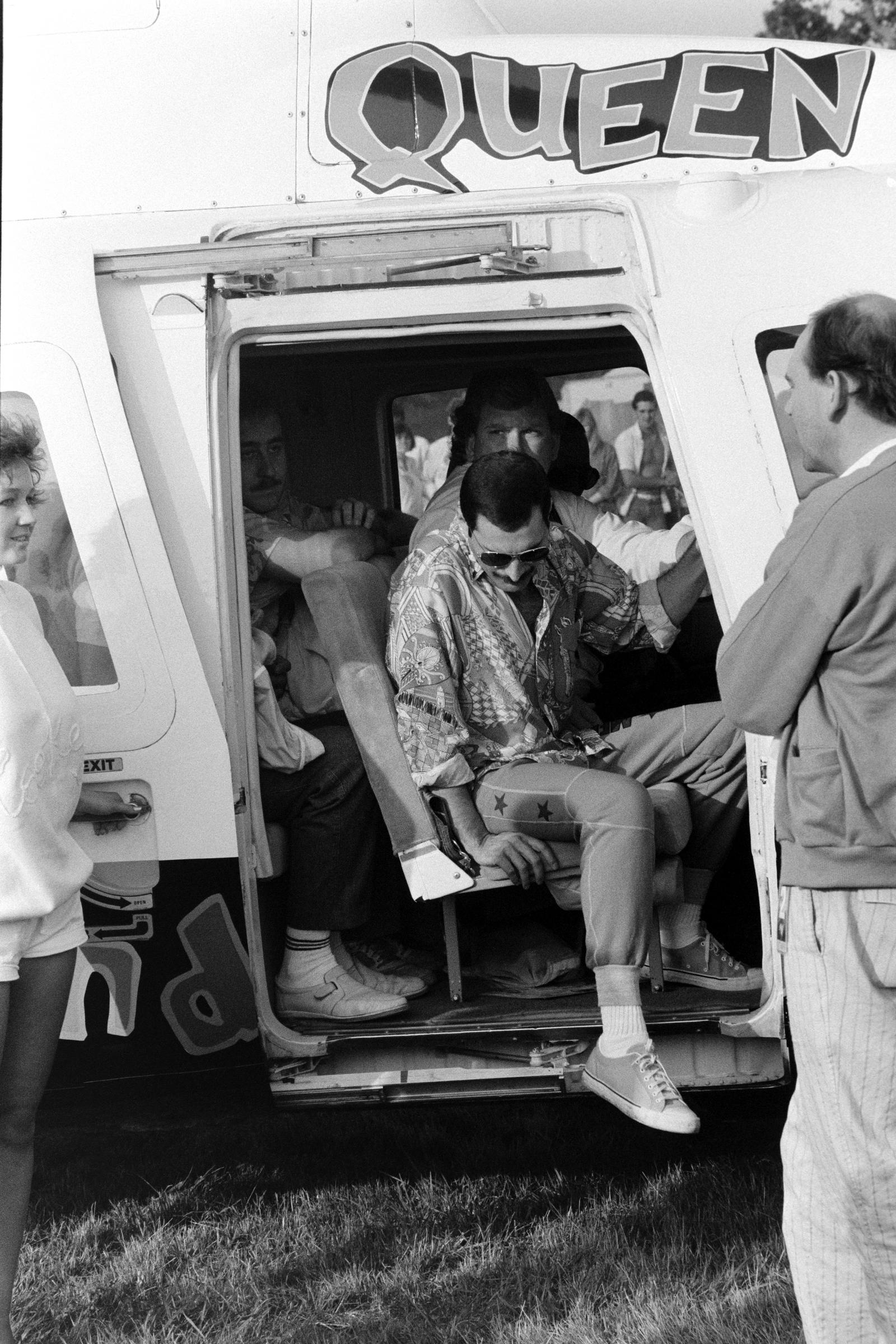 Freddie Mercury of British rock band Queen arrives at the Knebworth Festival by helicopter, on August 9, 1986. | Source: Getty Images