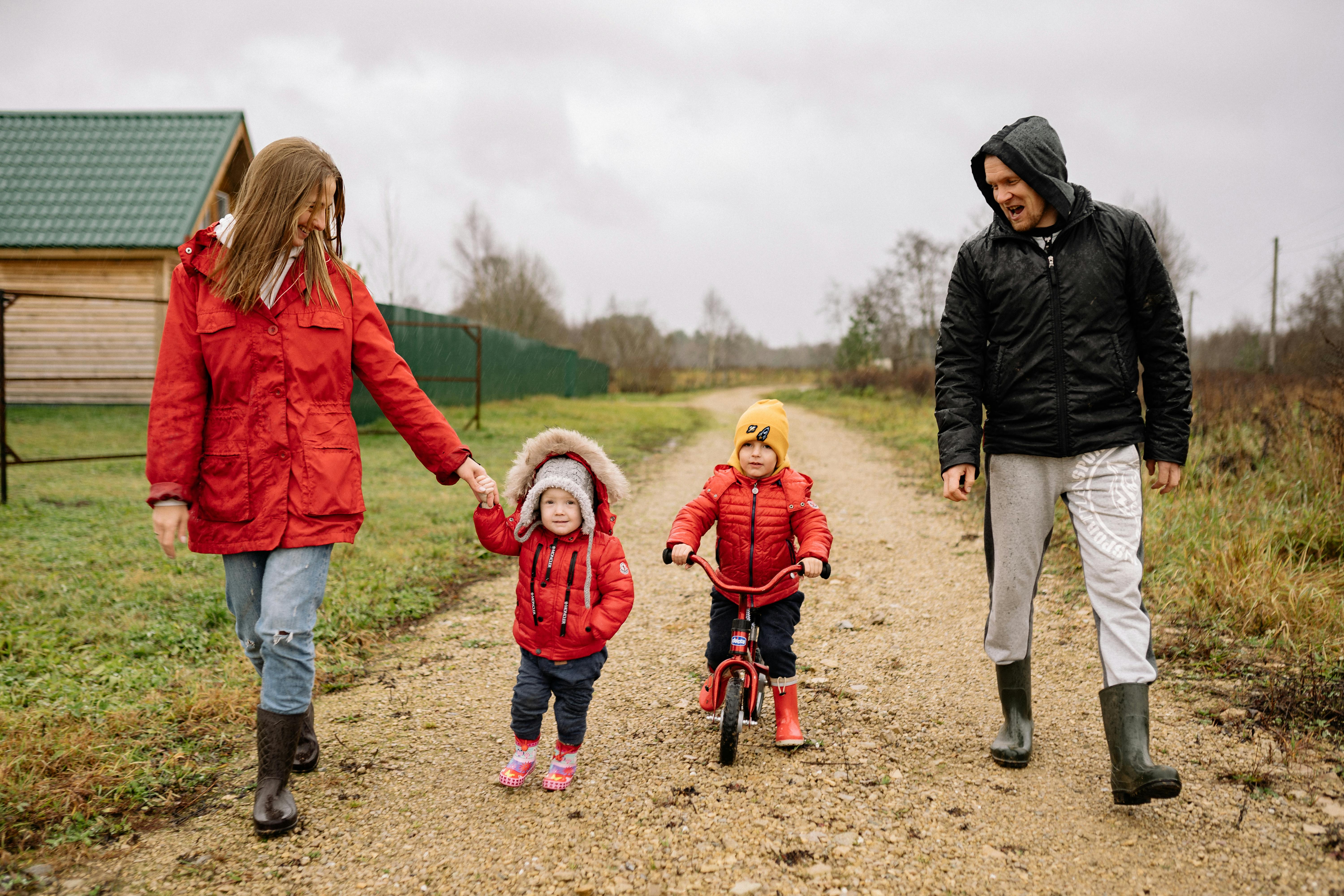A family playing outdoors | Source: Pexels