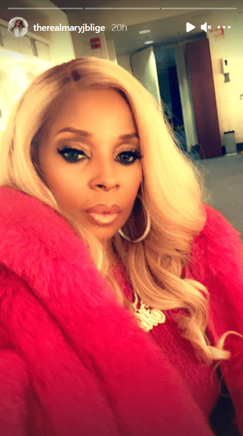 A selfie of Mary J. Blige flaunting her blonde hair wearing a red fur coat. | Photo: Instagram/Therealmaryjblige