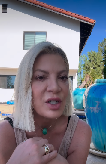 Tori Spelling talking about the car crash before Easter, on a video posted on April 7, 2026 | Source: Instagram/torispelling
