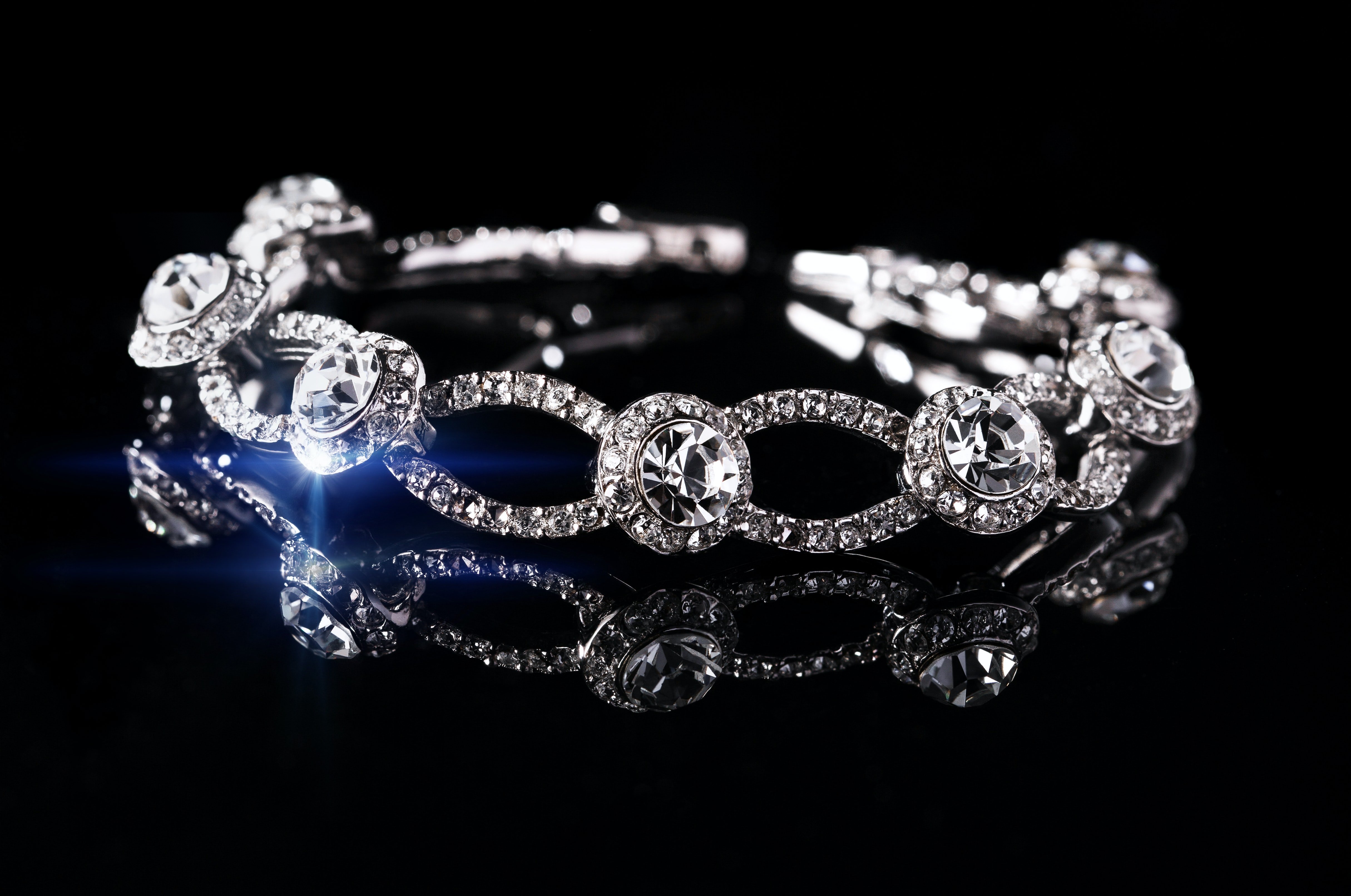 Wendys Diamantarmband verschwand. | Quelle: Unsplash