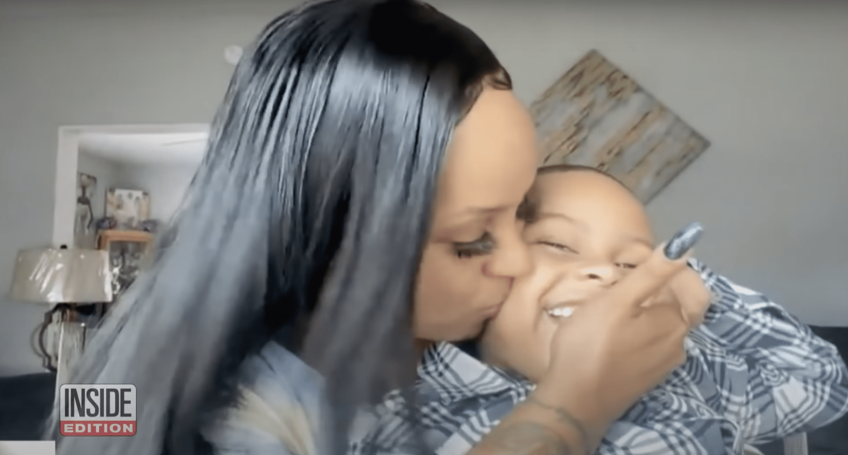 Tamika Reid küsst ihren Sohn, David Reid. | Quelle: YouTube.com/Inside Edition