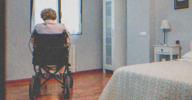 Una anciana en silla de ruedas en una habitación de hospital. | Foto: Shutterstock