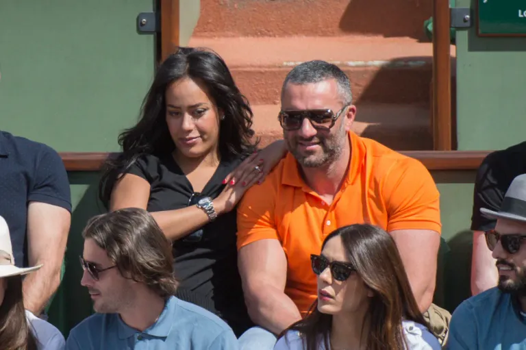 La chanteuse Amel Bent et son compagnon assistent à l'Open de France de tennis de Roland Garros 2014 - Jour 12 à Roland Garros le 5 juin 2014 à Paris, France. | Photo : Getty Images