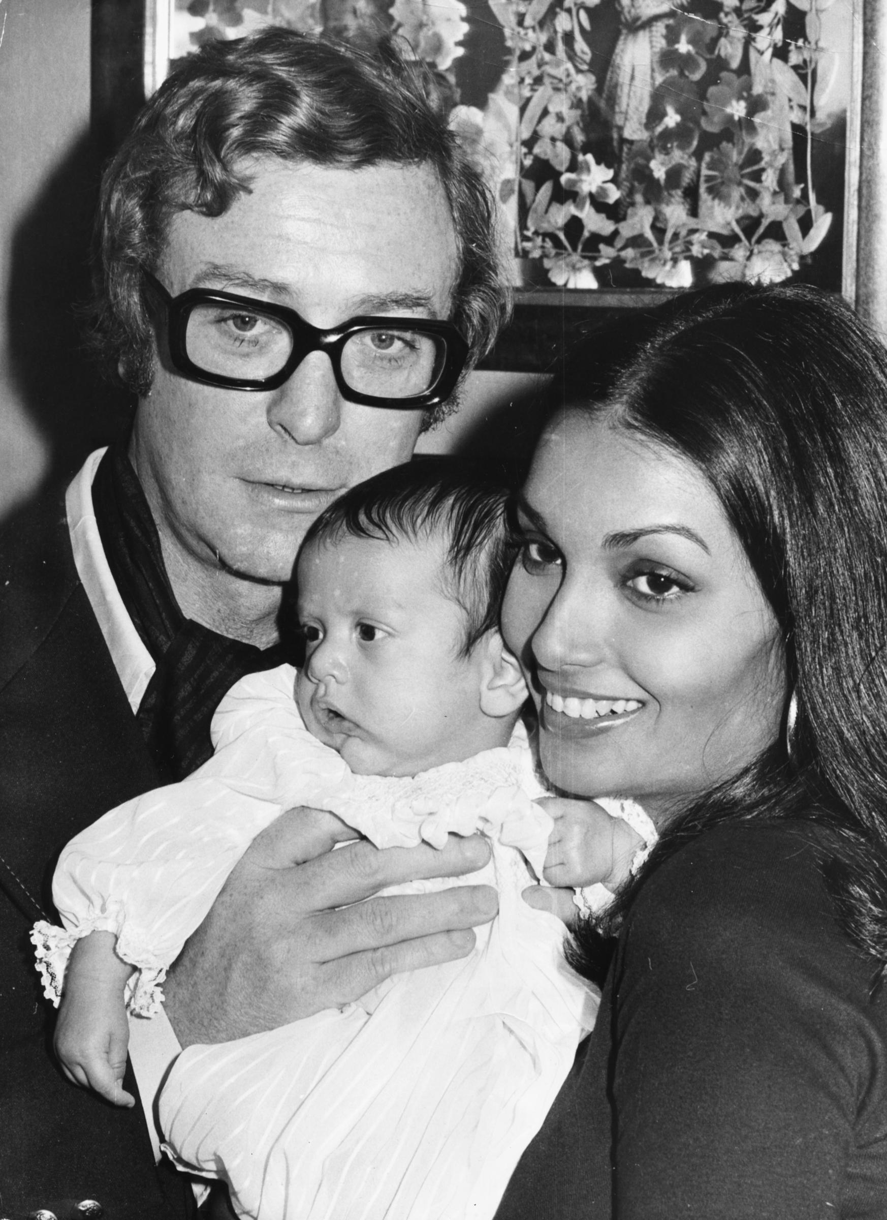 Michael Caine is pictured in London with his wife, Shakira, and their baby daughter, Natasha, on September 26, 1973. Taken just a few months after Natasha’s birth, the photo captures a joyful family moment, with Shakira beaming warmly beside her husband.