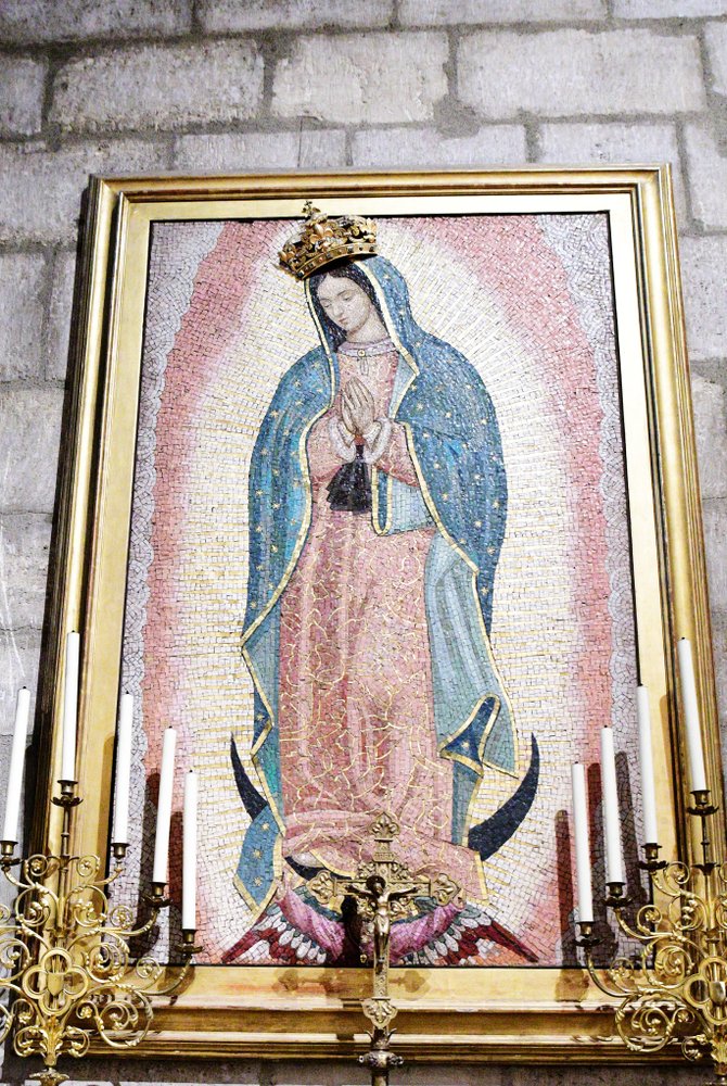 Nuestra Señora de Guadalupe en Notre Dame, París, Francia. Fuente: Shutterstock