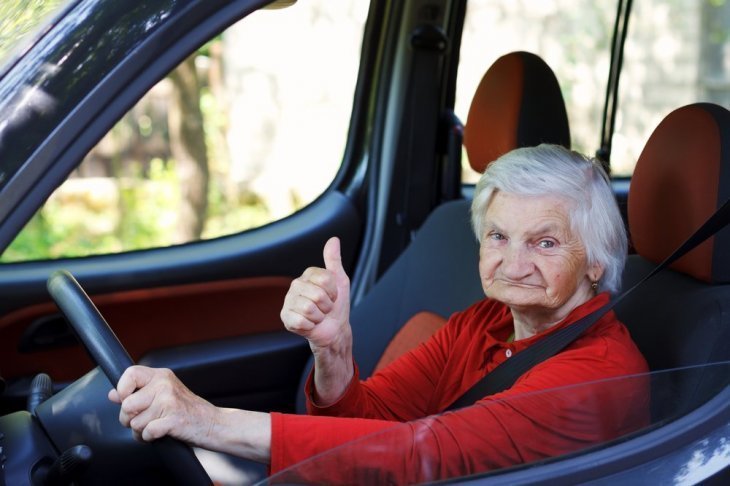 Une vieille femme au volant. l Source: Shutterstock Une vieille femme au volant. l Source: Shutterstock