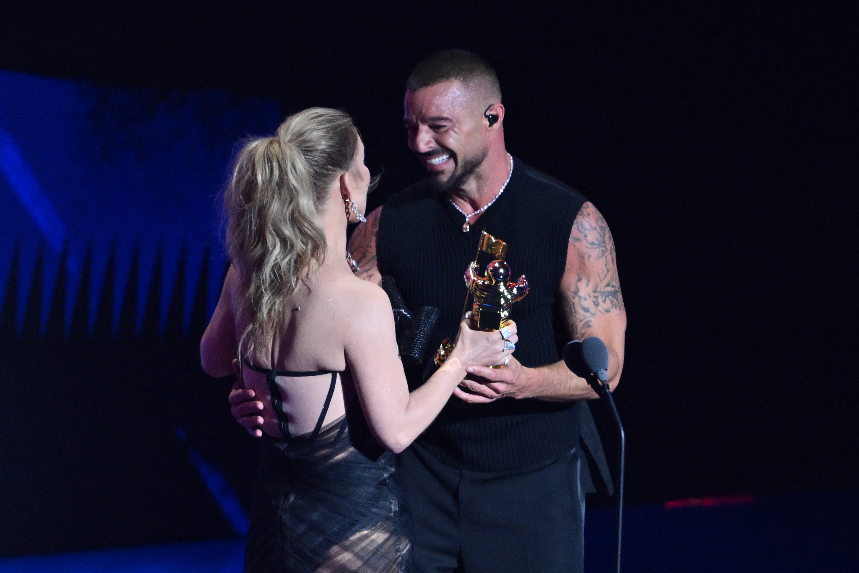 Sharing a smile with Ricky Martin, she handed him a Moon Person trophy. Their warm embrace made for one of the most joyful highlights of the night.