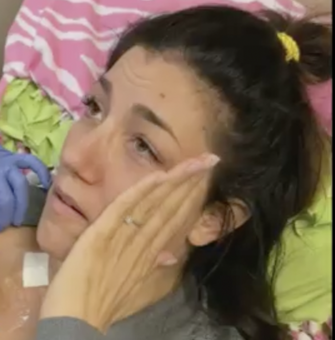 Michelle Velez entre lágrimas relatando su historia. | Foto: facebook.com/Michelle Velez News 3