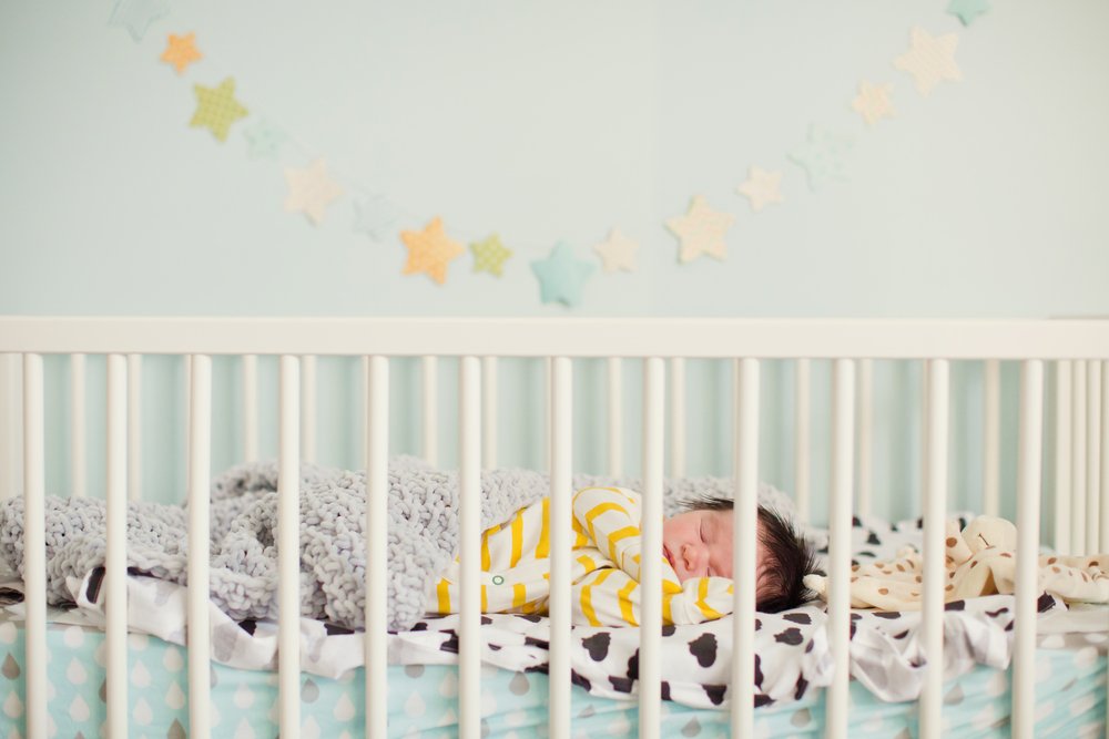 A photo of a newborn baby in the crib. | Photo: Shutterstock