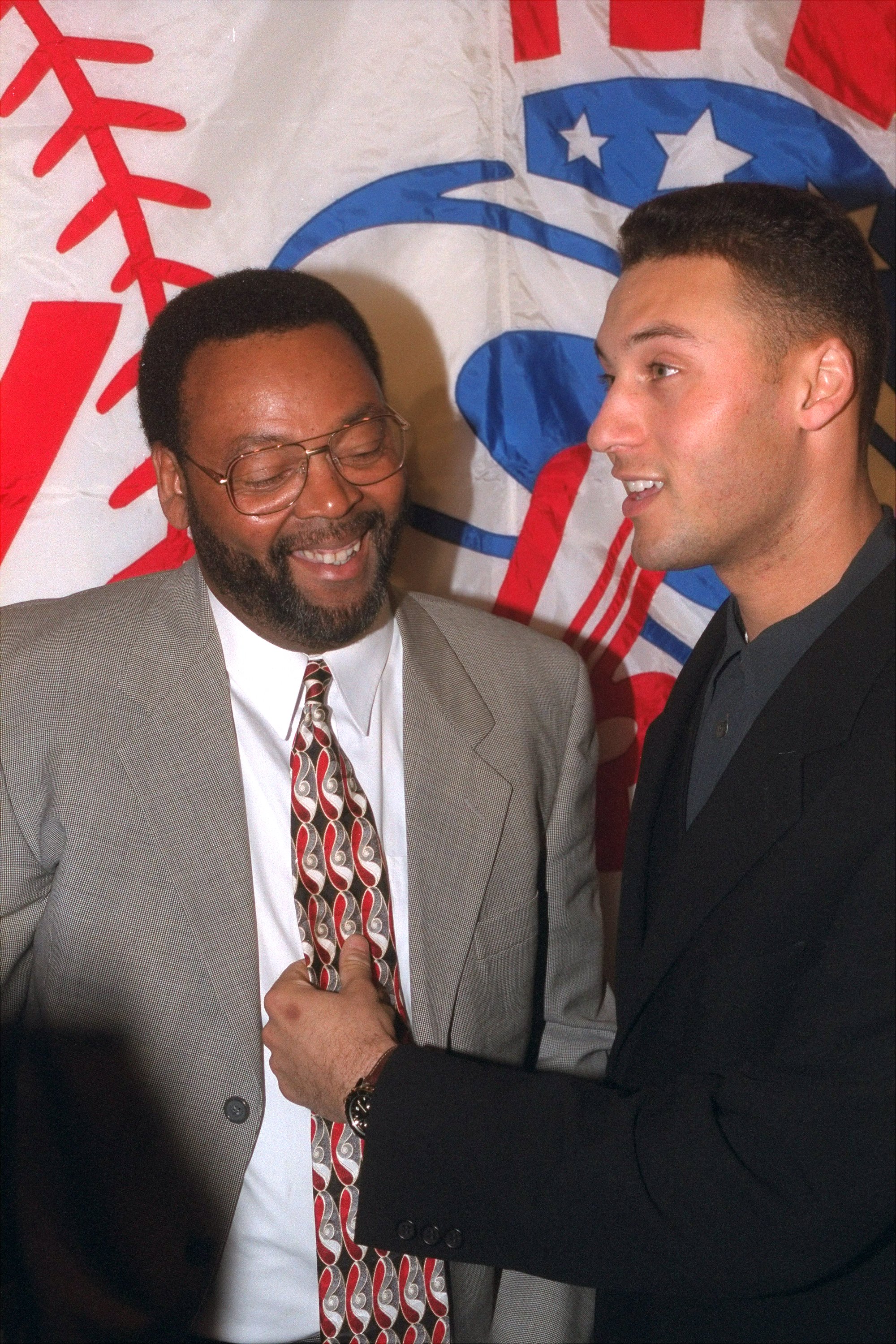 Derek Jeter and his father Charles Jeter smiles on stage on November 4, 1996. | Source: Getty Images
