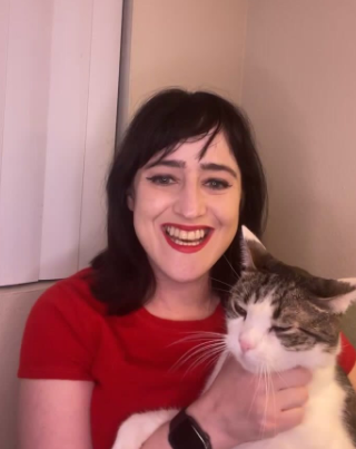 Mara Wilson smiling while holding her cat, dated December 14, 2023 | Source: Instagram/marawilson
