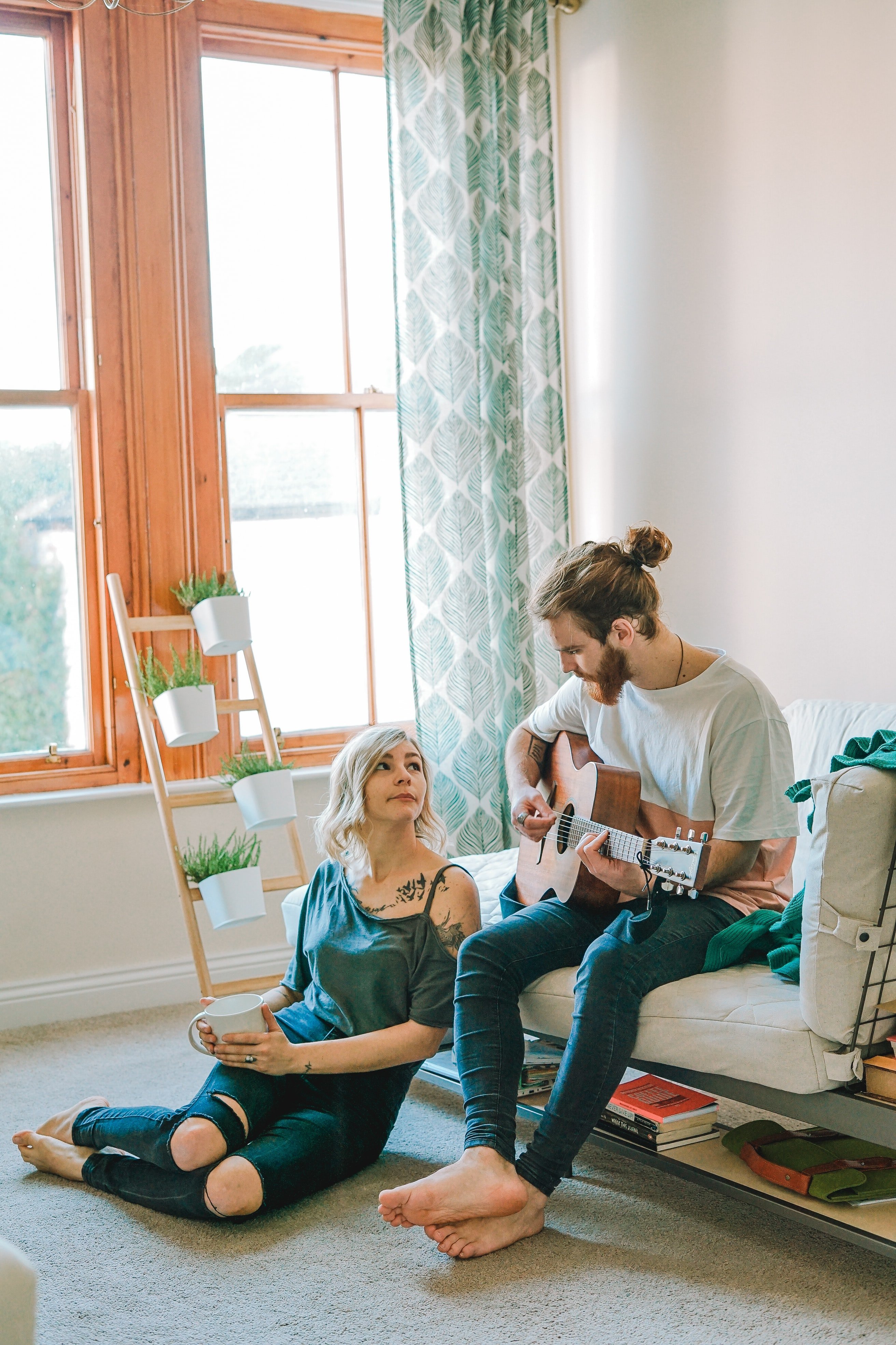 Man playing a guitar for his girlfriend | Photo: Unsplash