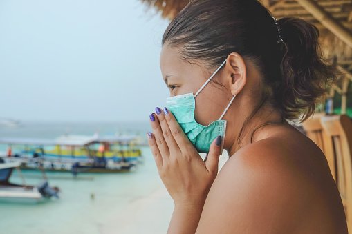 Une femme portée un masque. | Photo : Getty Images Une femme portée un masque. | Photo : Getty Images